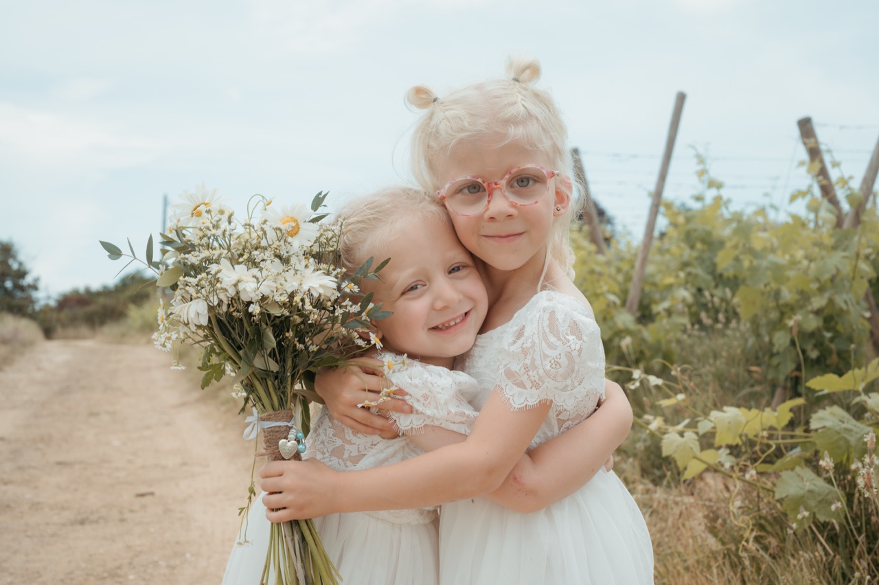 Portrait des enfants de Claire et Adrien dans les vignes familiales à Seyssuel, Vienne