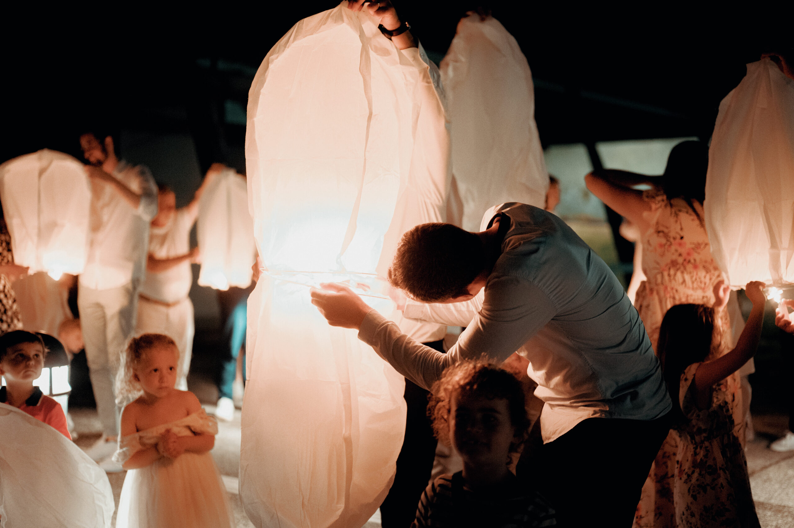 Les 120 convives allumant les lanternes pour clôturer le mariage de Claire et Adrien à Seyssuel, Vienne