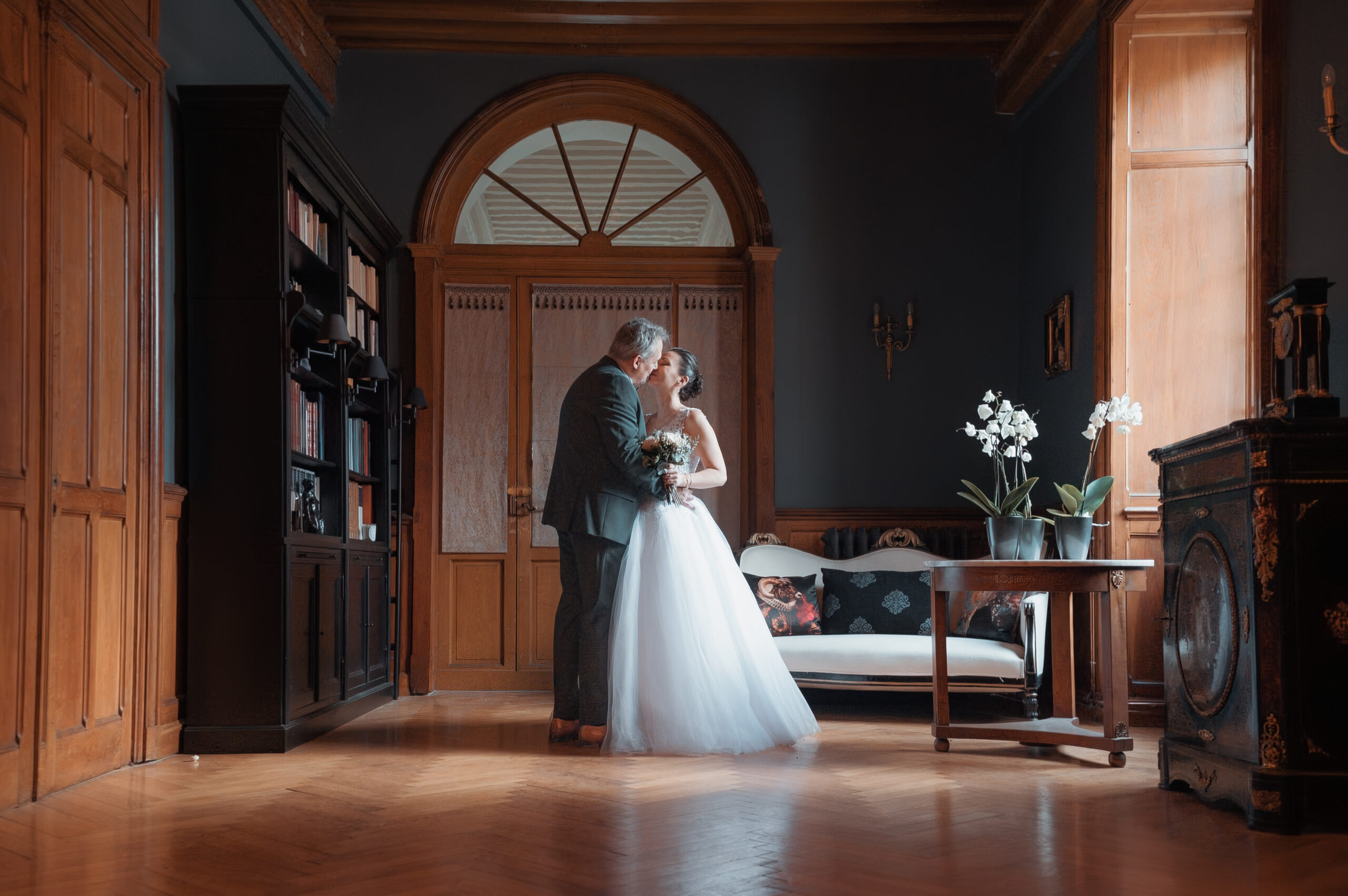Portrait des mariés Frédéric et Alexandra dans les salles privées du Château de Champ Renard, Beaujolais