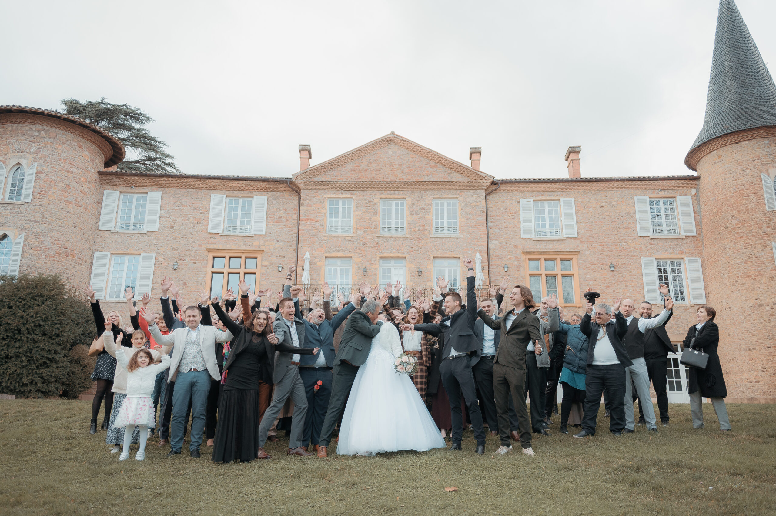 Photo de groupe du mariage de Frédéric et Alexandra, 80 convives, Château de Champ Renard, Blacé, Beaujolais