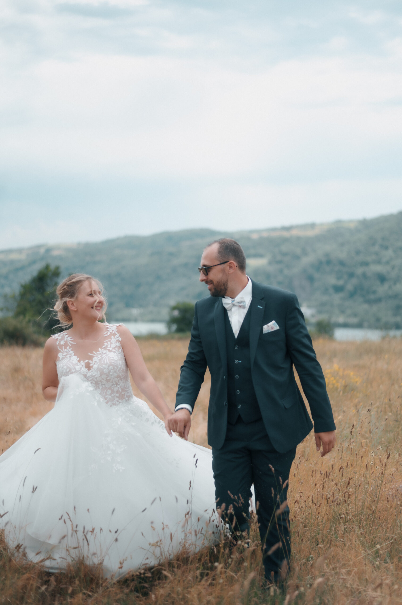 Claire et Adrien marchant dans les champs du domaine familial à Seyssuel