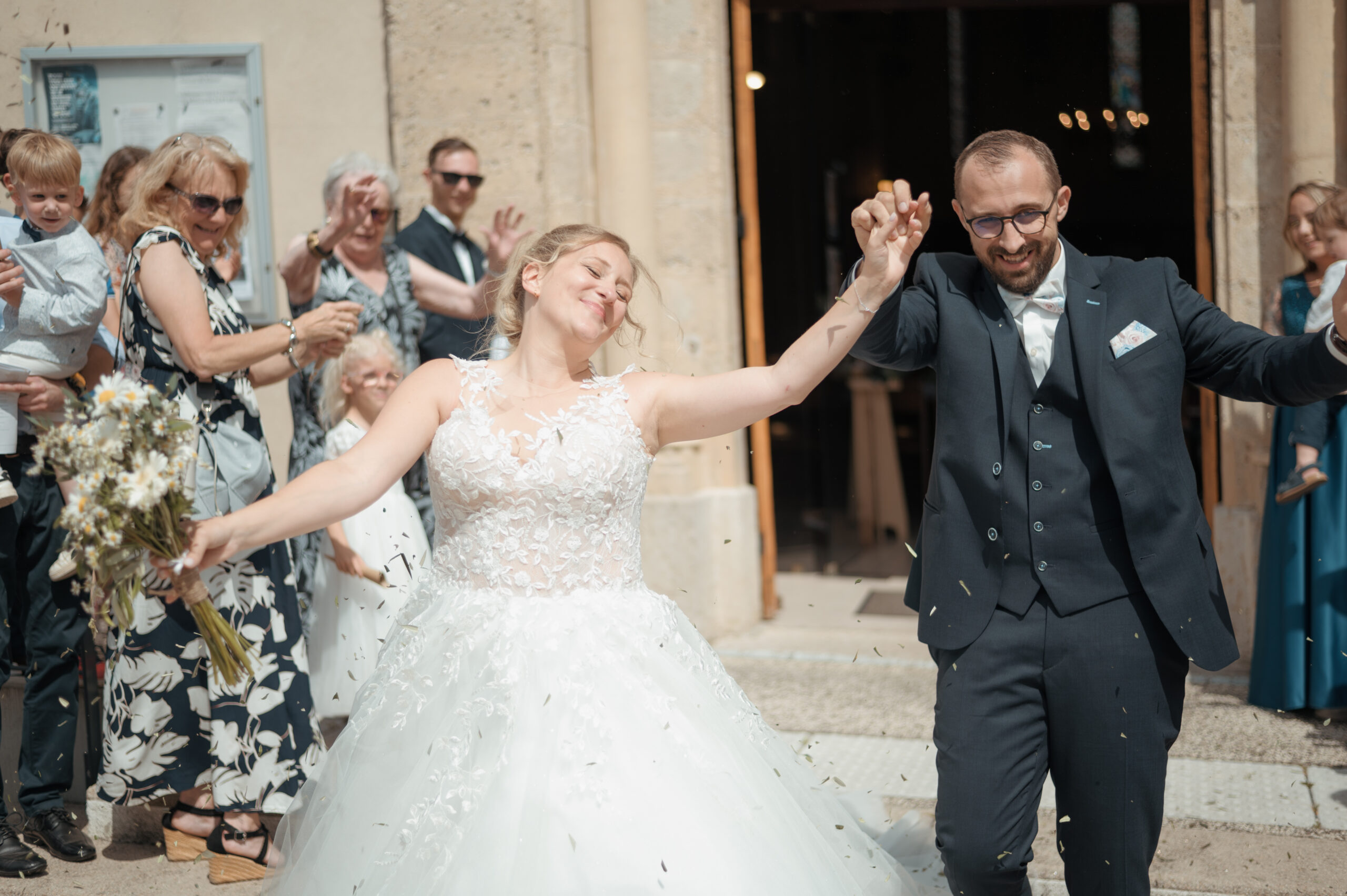 Claire et Adrien sortant de l'église après leur mariage surprise à Seyssuel, près de Vienne
