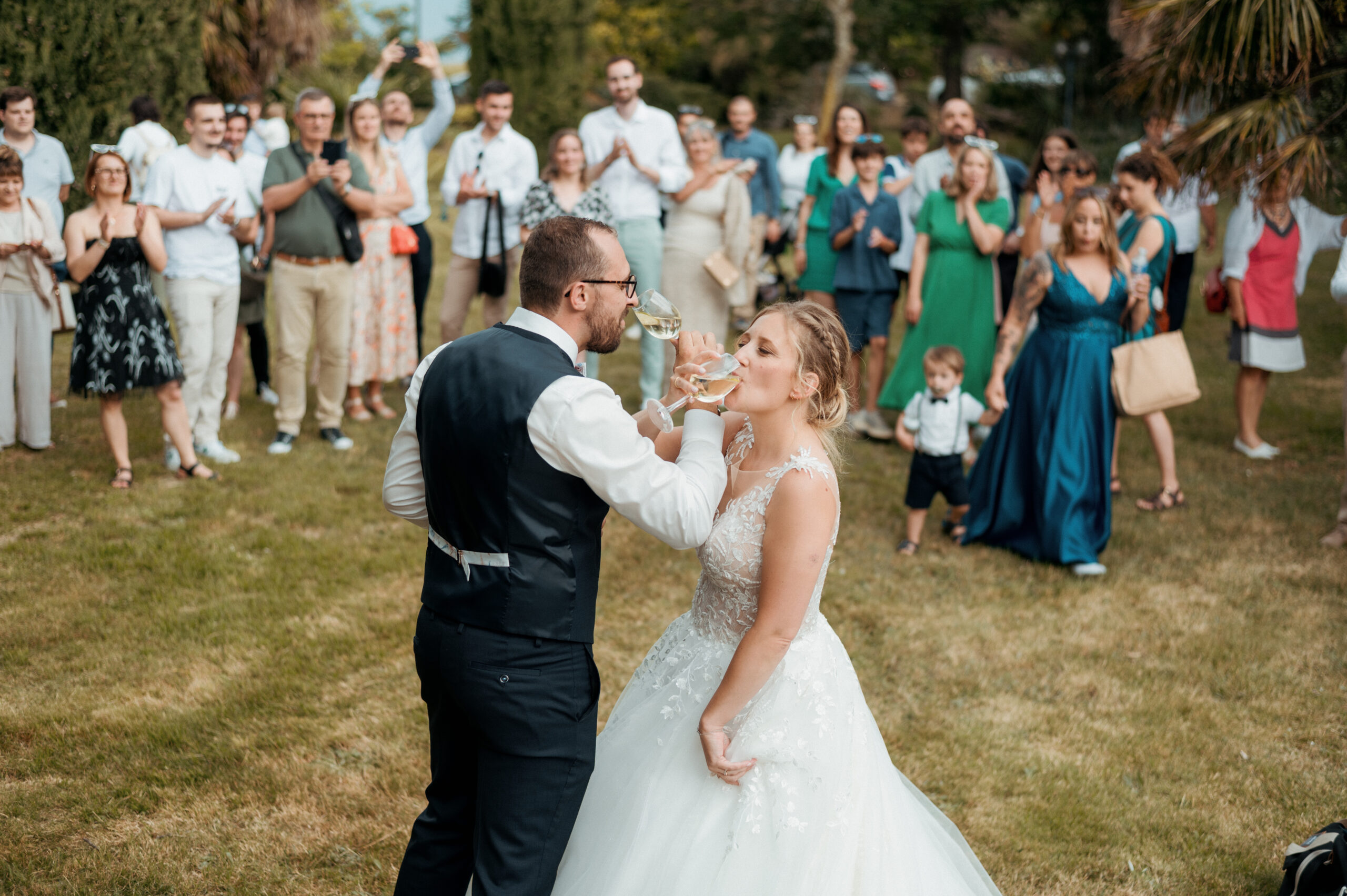 Claire et Adrien ouvrant le vin d'honneur au domaine familial de Seyssuel, Vienne