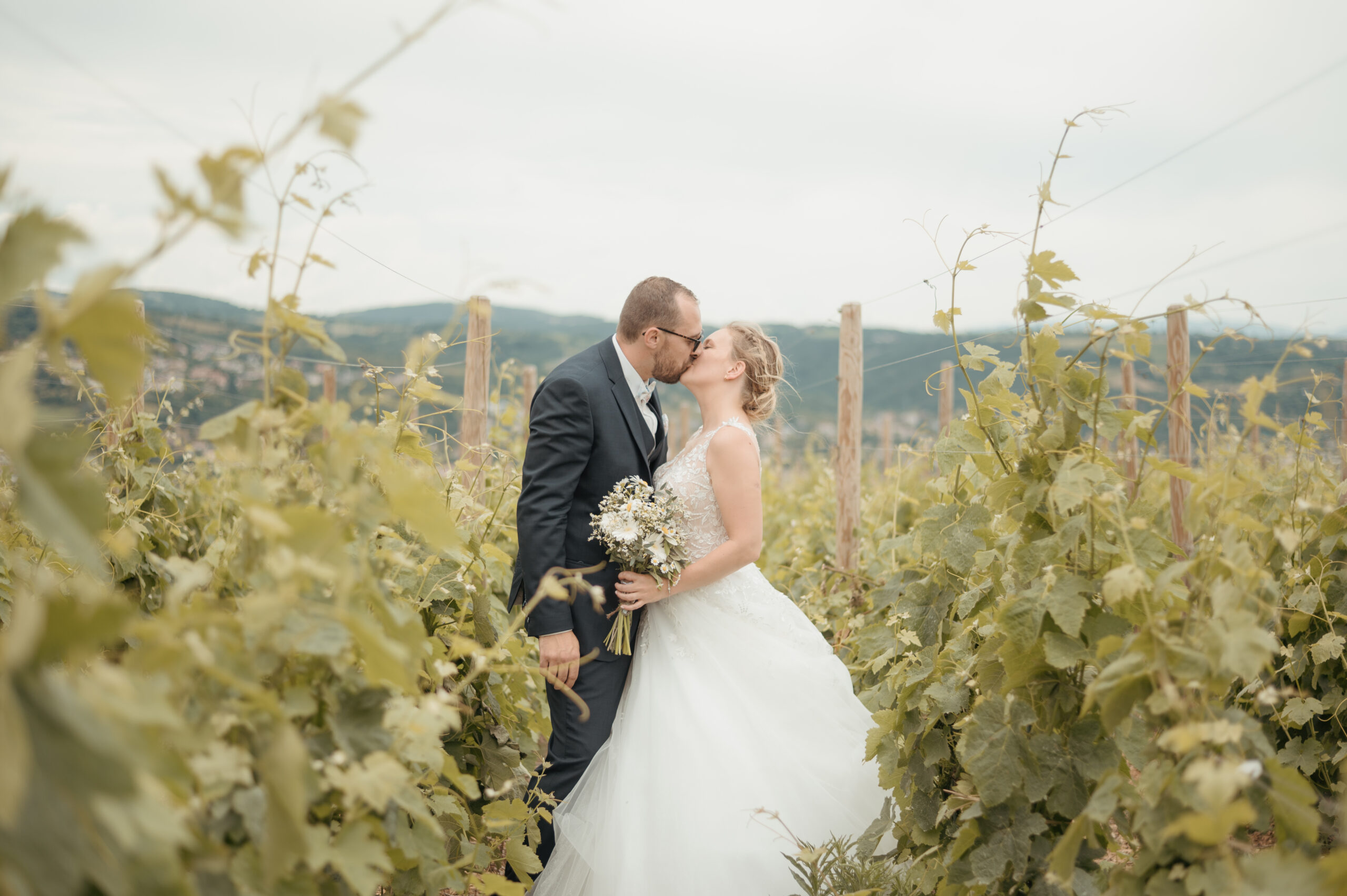Claire et Adrien, reveal dans les vignes familiales de Seyssuel avant le mariage surprise