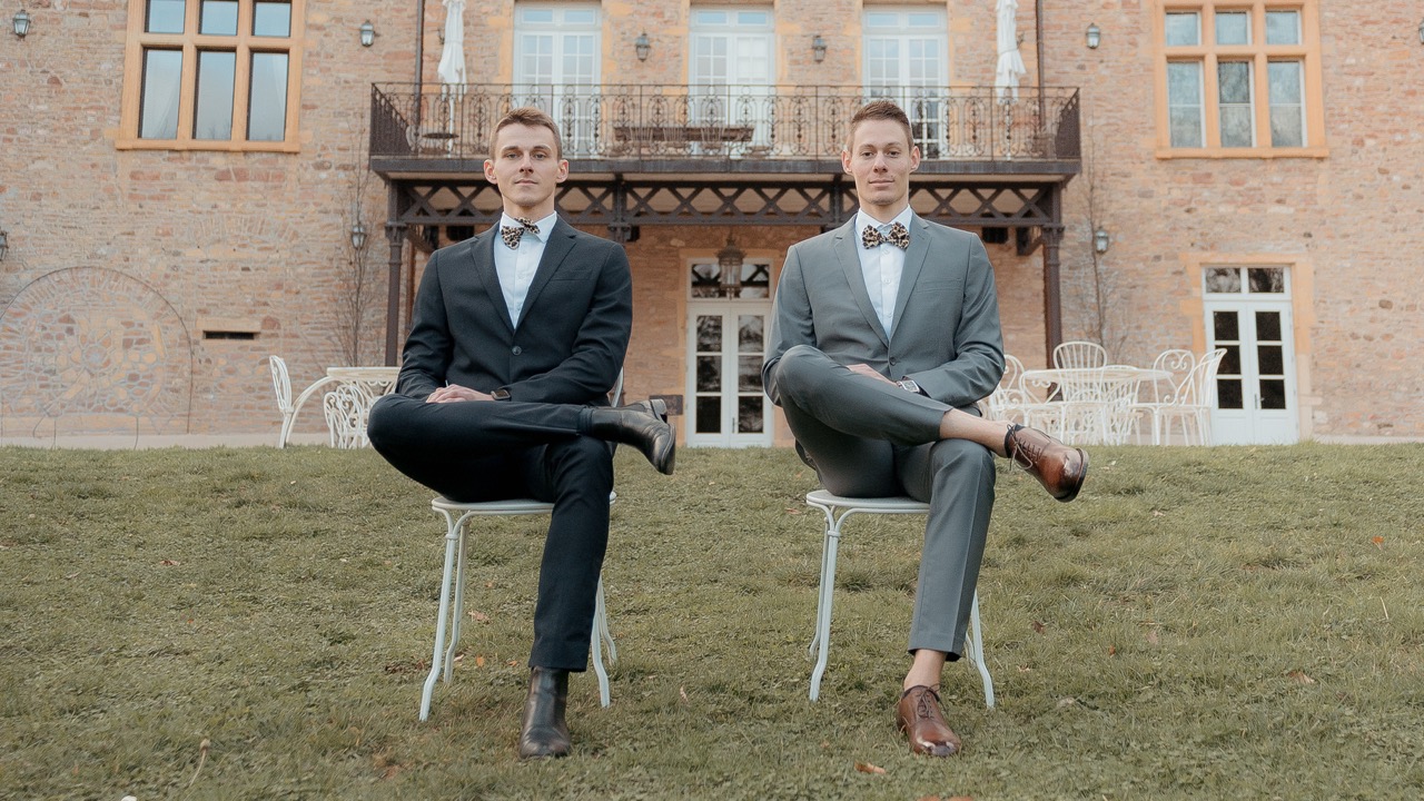 Portrait intime des mariés Frédéric et Alexandra dans les salles privées du Château de Champ Renard, Blacé, Beaujolais — Kaïto Rimbaud photographe de mariage Lyon