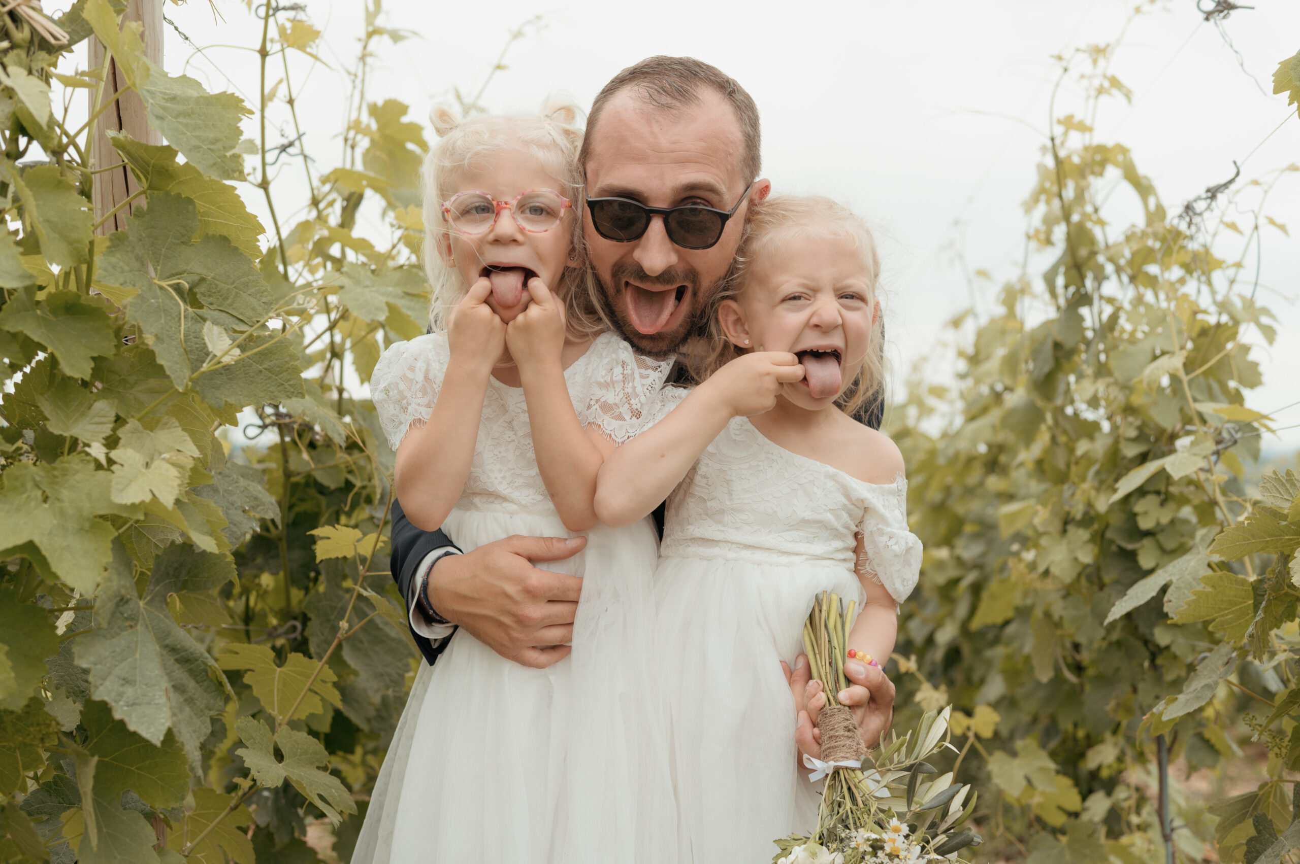 Photo de famille fun avec enfants dans les vignes du Beaujolais, Kaïto Rimbaud photographe Lyon