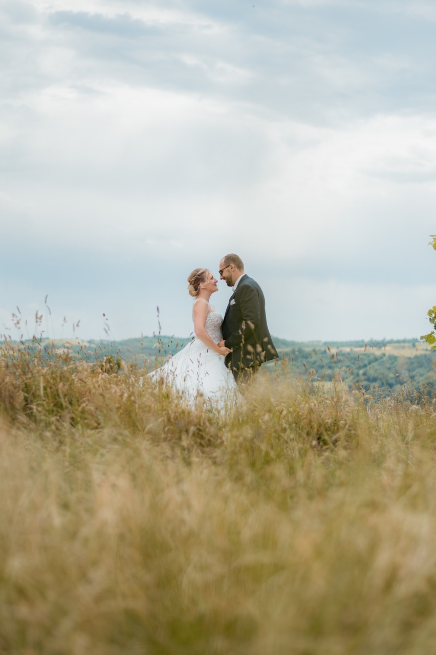 Portrait des mariés dans les vignes du Beaujolais, lumière dorée de fin de journée, Kaïto Rimbaud photographe mariage Lyon