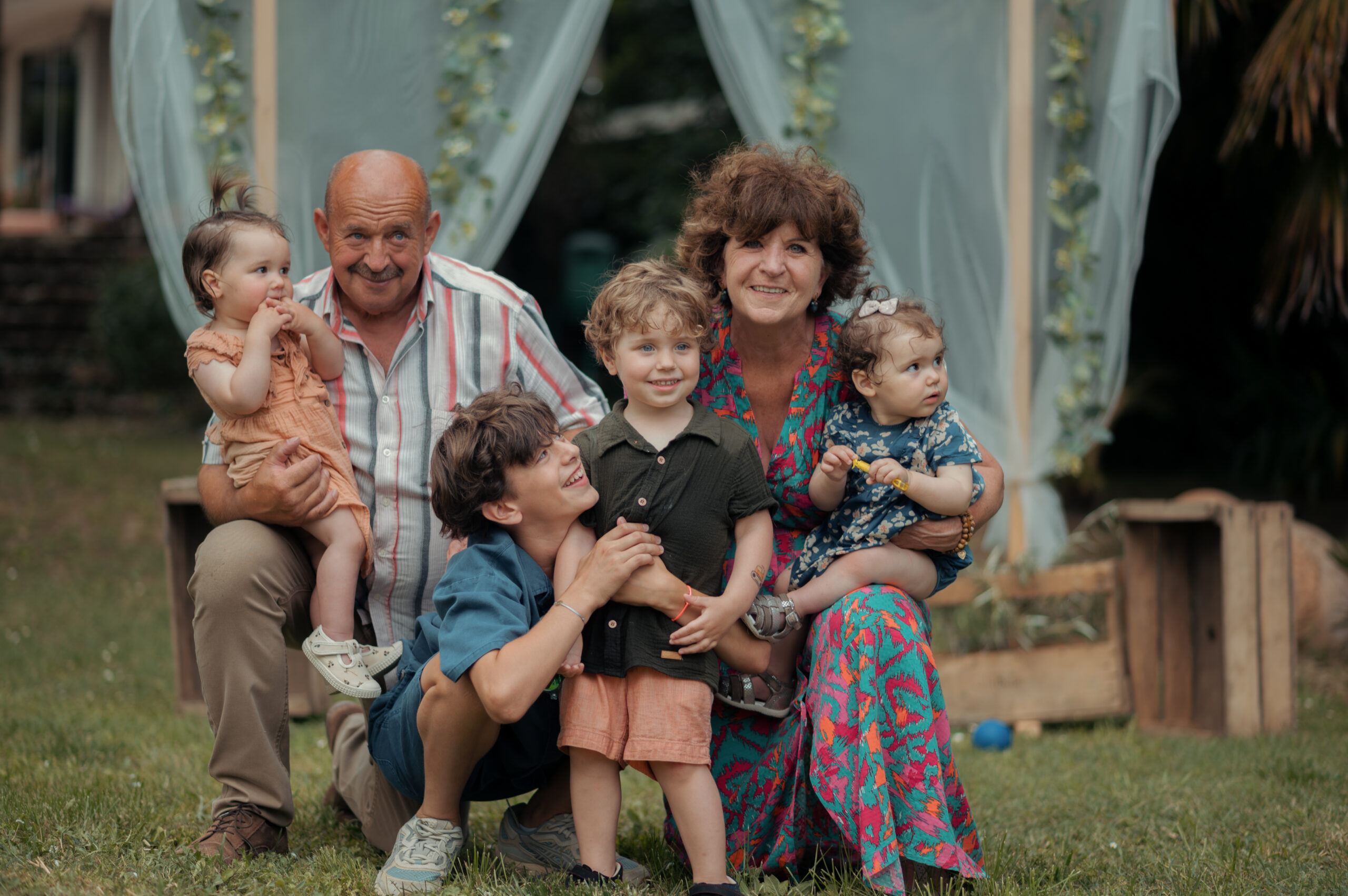 Portrait intergénérationnel grands-parents et petits-enfants en Beaujolais — Kaïto Rimbaud