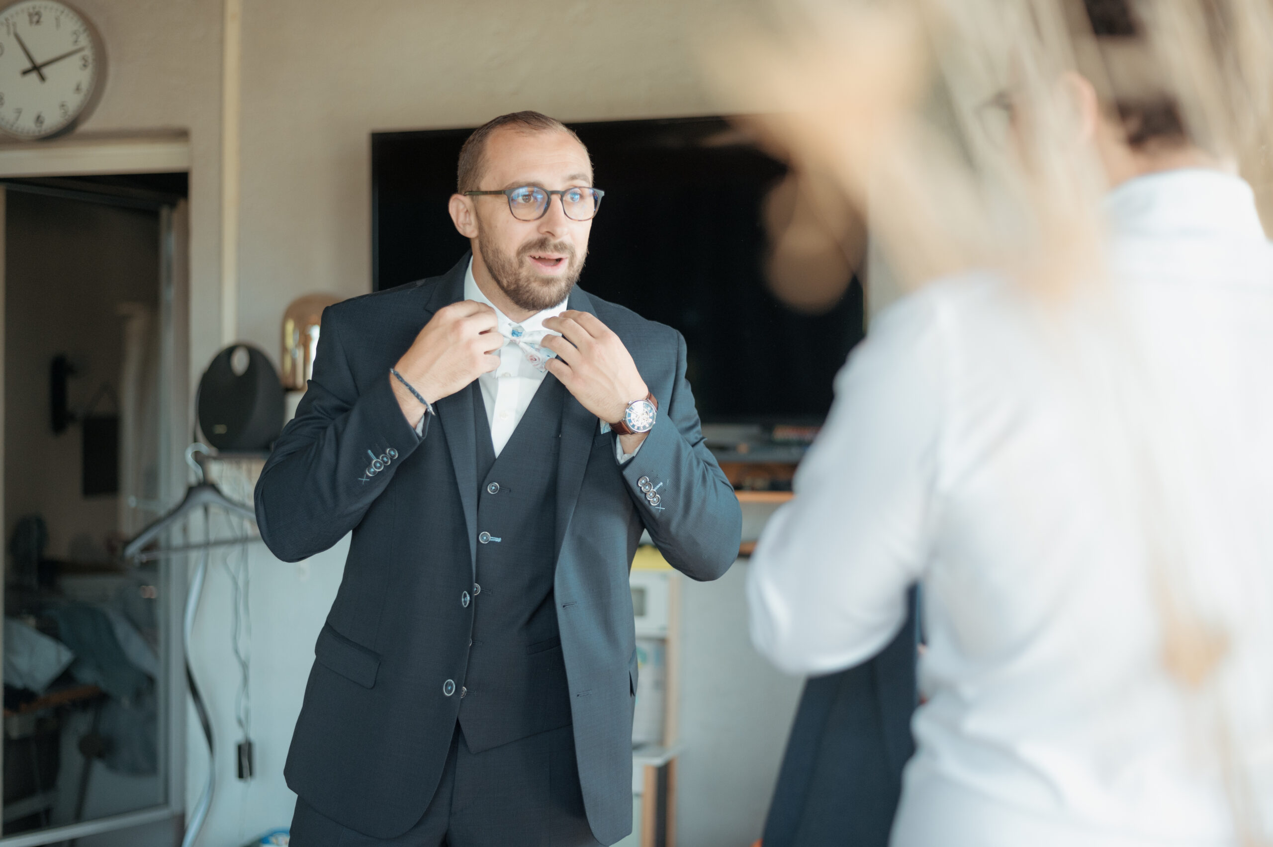 Préparatifs d'Adrien chez ses parents à Seyssuel, avant le mariage surprise