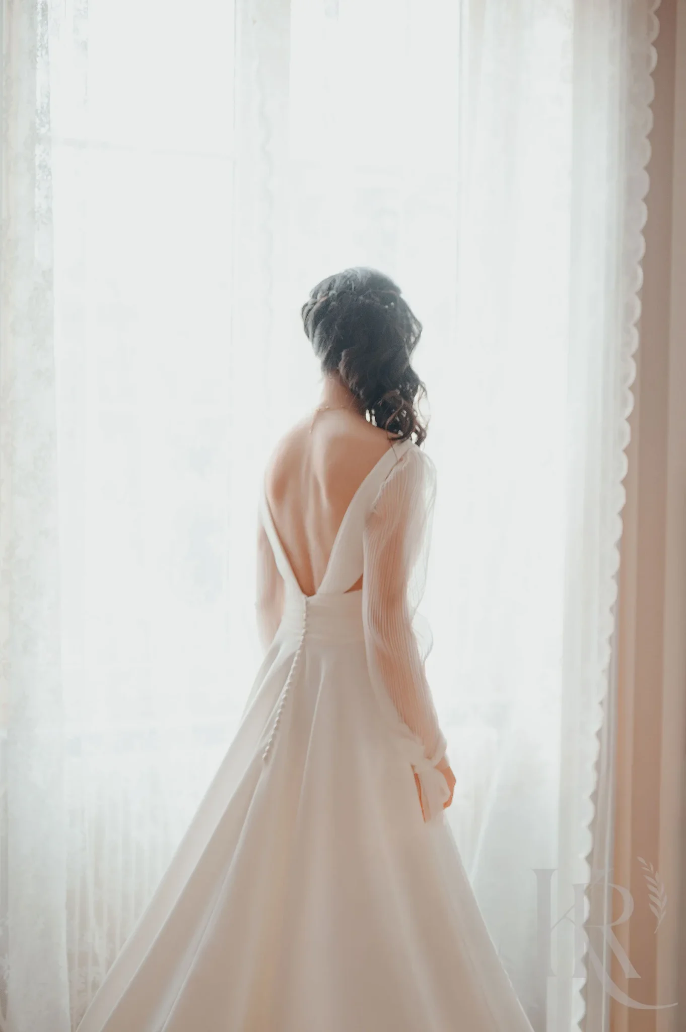 Robe de mariée dos nu en lumière naturelle, mariage à Lyon, Kaïto Rimbaud photographe
