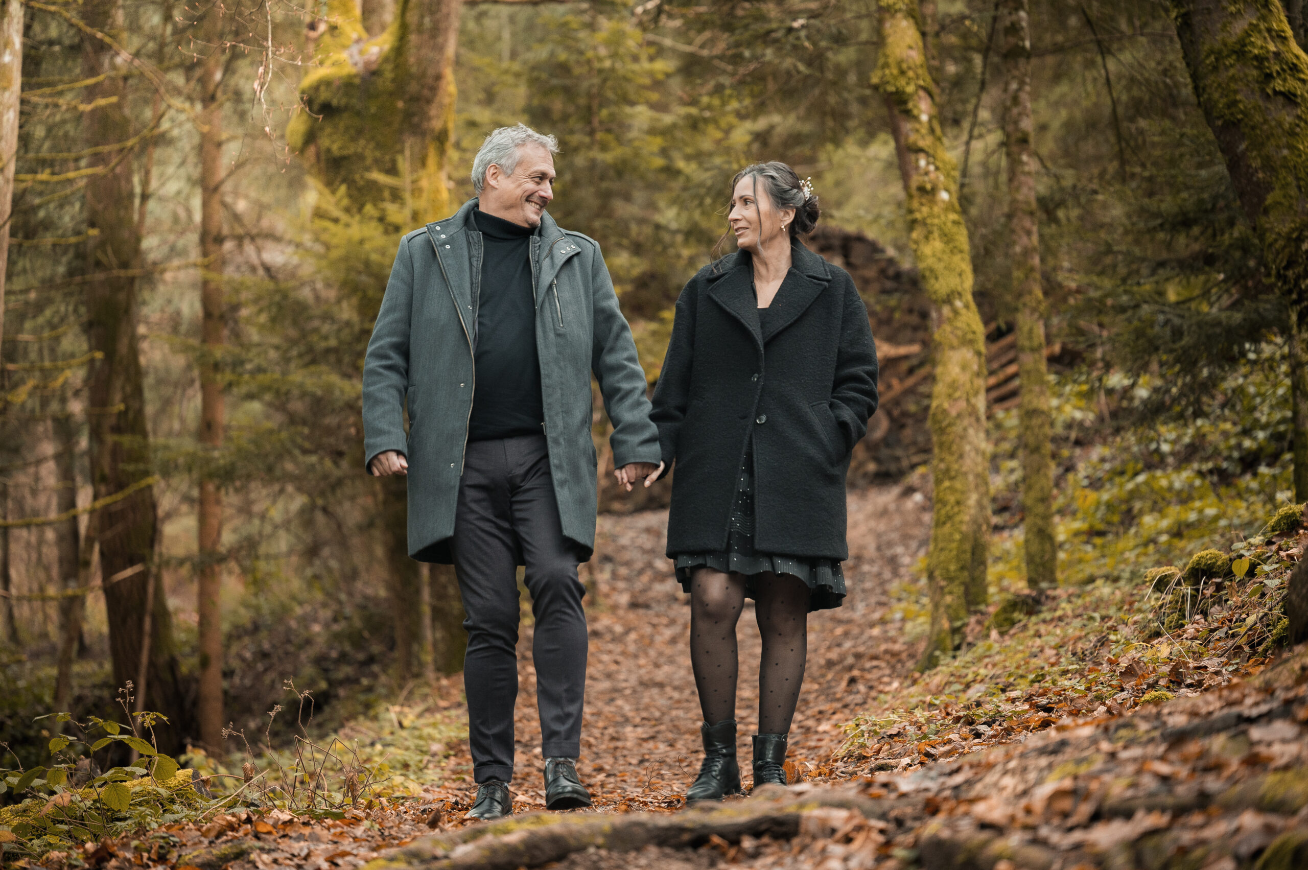 Séance photo famille dans la forêt des expériences, Beaujolais près de Villefranche-sur-Saône — Kaïto Rimbaud photographe Lyon