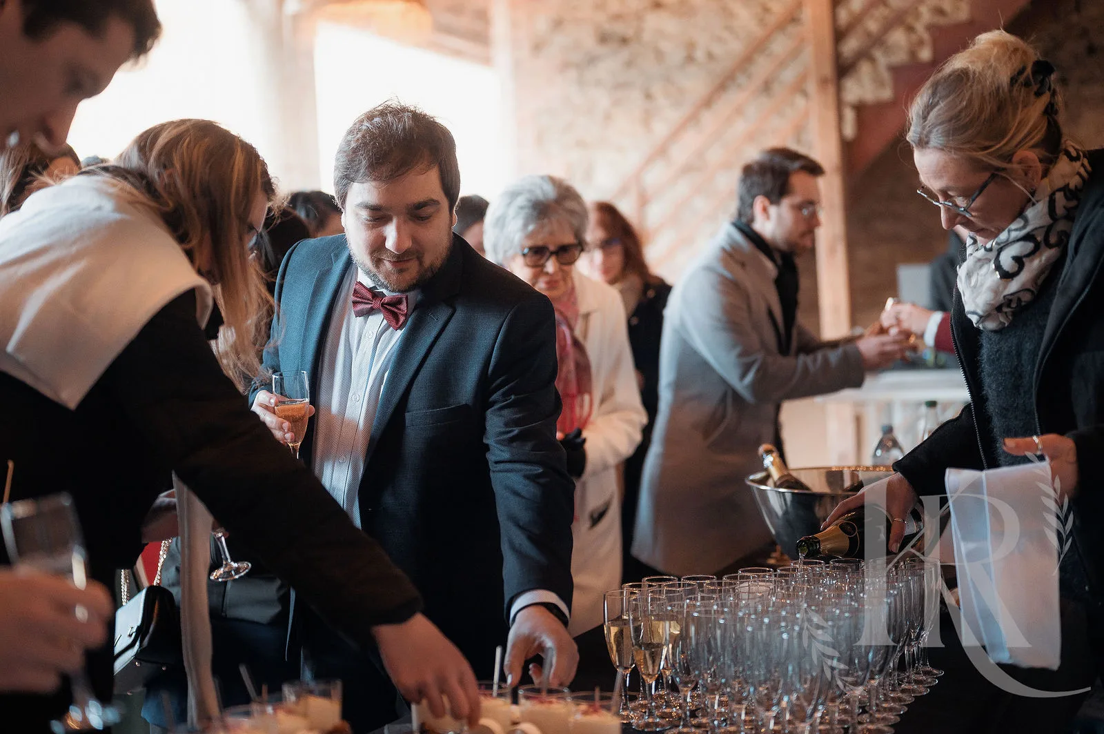 Cocktail de mariage élégant à Lyon, invités lors de la réception, reportage documentaire par Kaïto Rimbaud photographe mariage