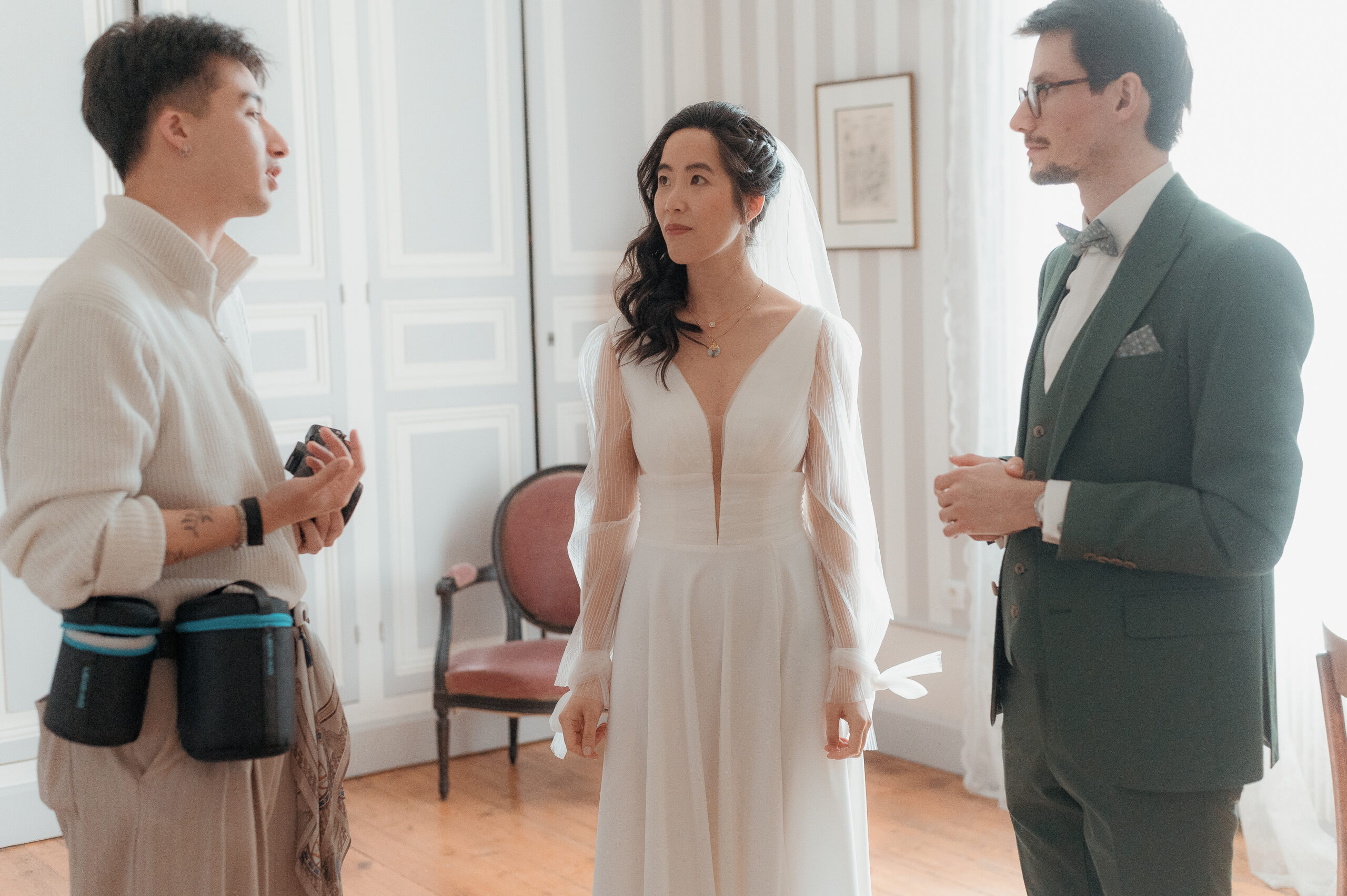 Kaïto Rimbaud photographe de mariage en action au Domaine de Tourieux, accompagnant les mariés — Lyon