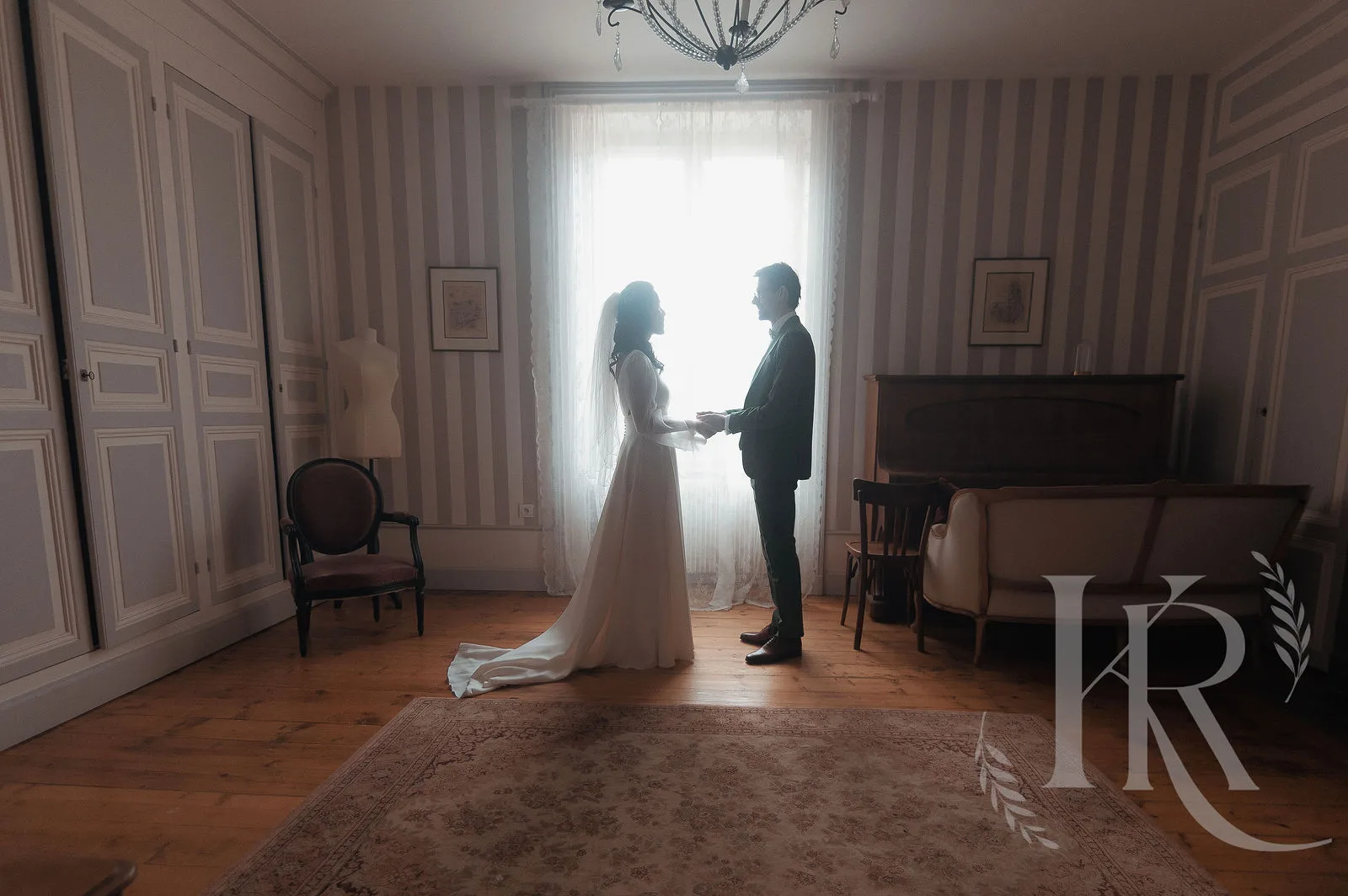 Portrait de couple dans un salon classique, mariage Lyon Auvergne-Rhône-Alpes — Kaïto Rimbaud