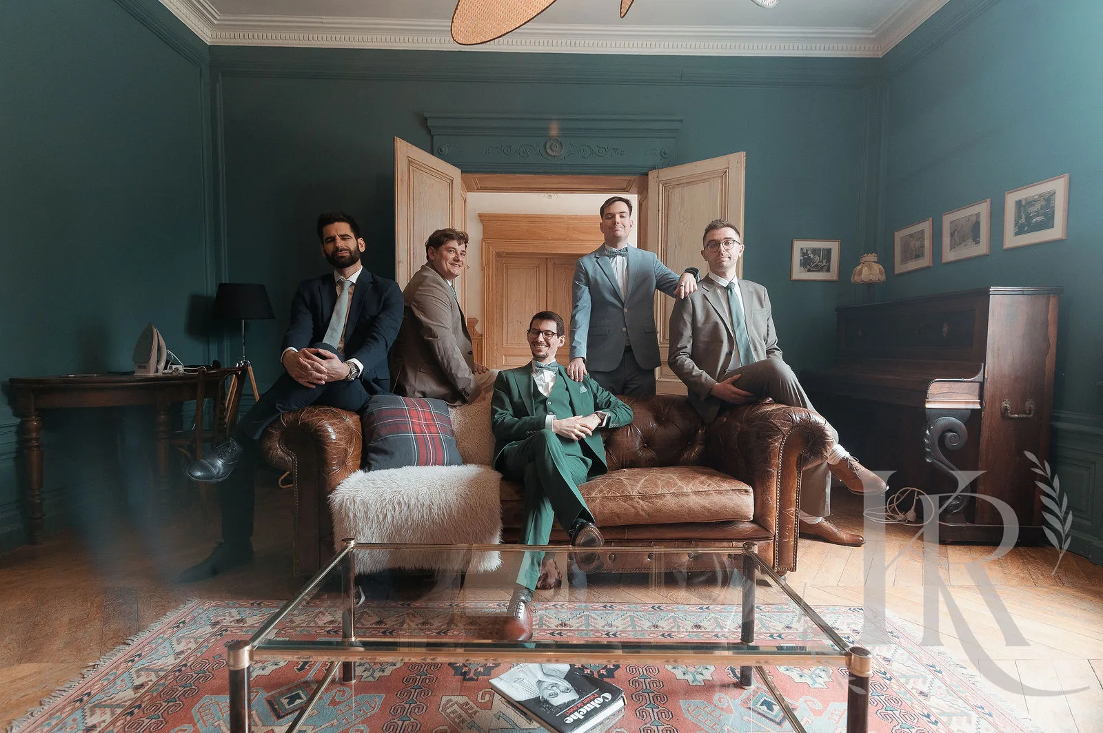 Groupe mariage, costumes et salon vintage à Lyon — photographe Kaïto Rimbaud