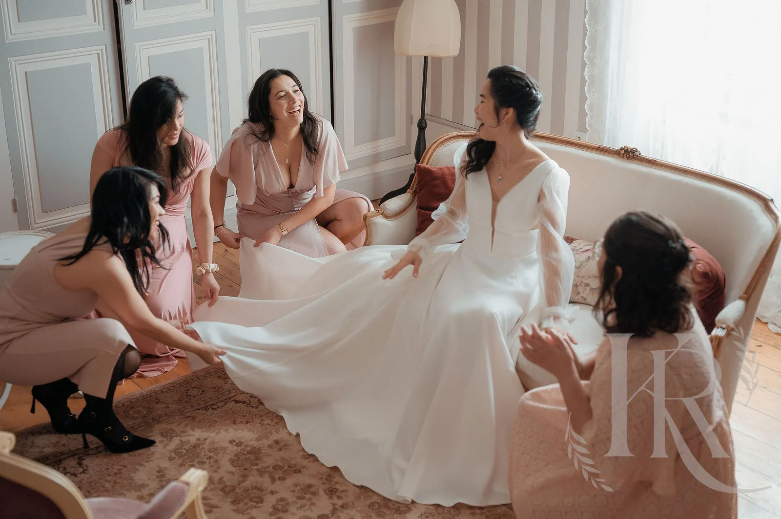 Préparatifs de la mariée, robe blanche et demoiselles d'honneur — photographe mariage Lyon