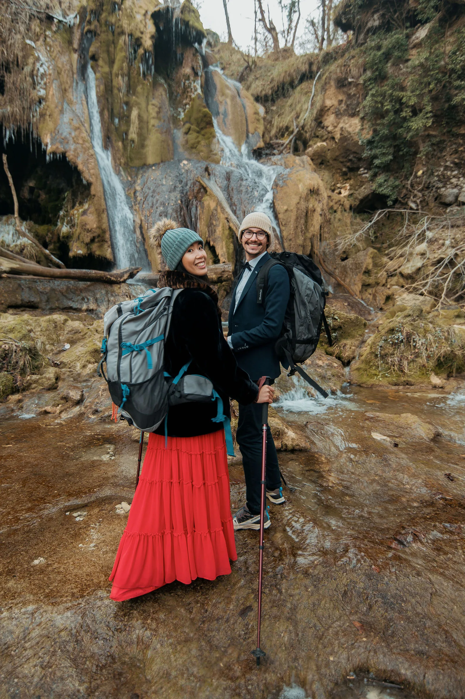 La photo utilisée pour les faire-part de mariage de Wing Yan et Arthur, couple en montagne en hiver avec cascades et nature