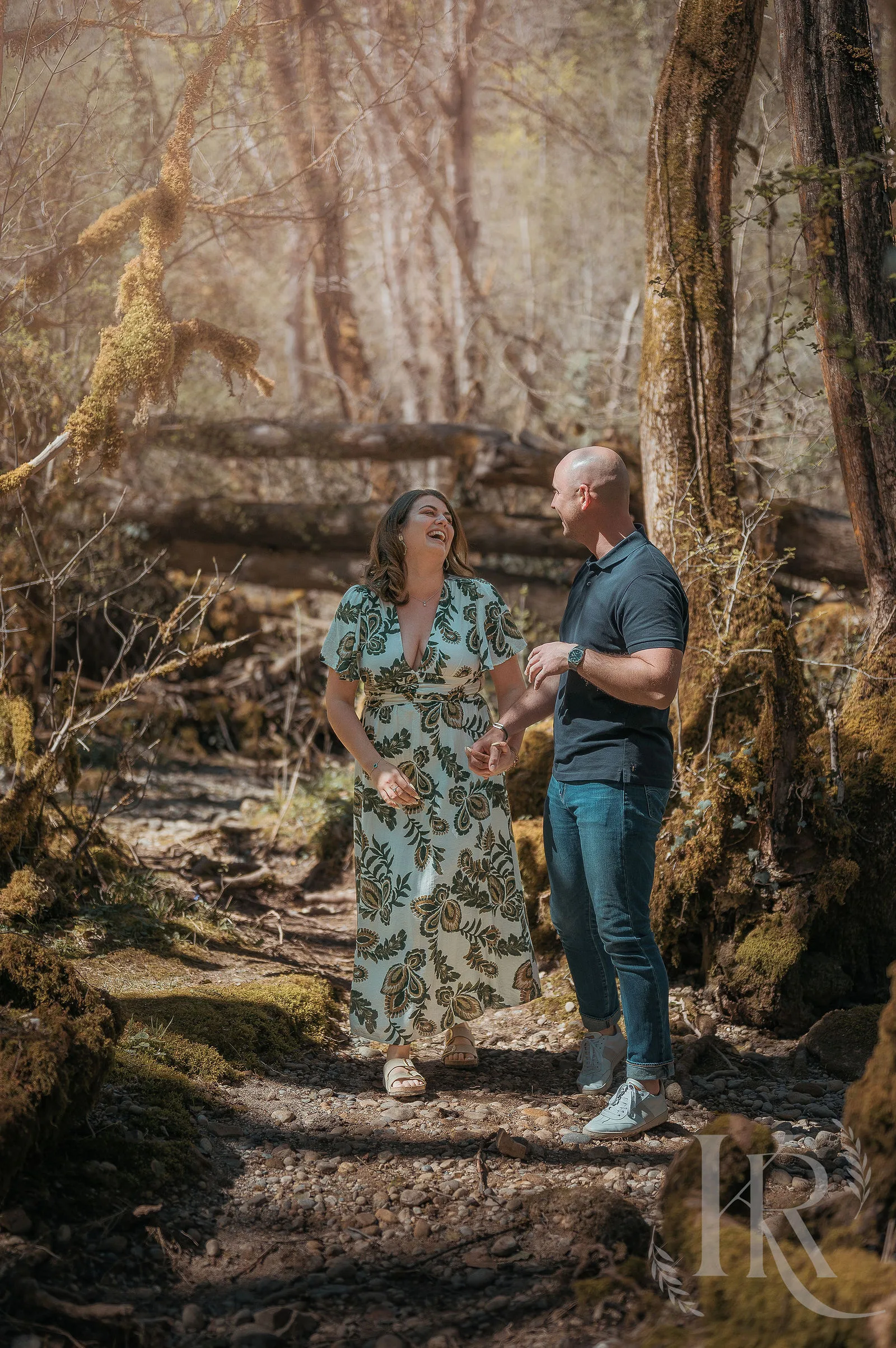 Couple en forêt lors d'une séance engagement en automne à Lyon, Kaïto Rimbaud photographe mariage