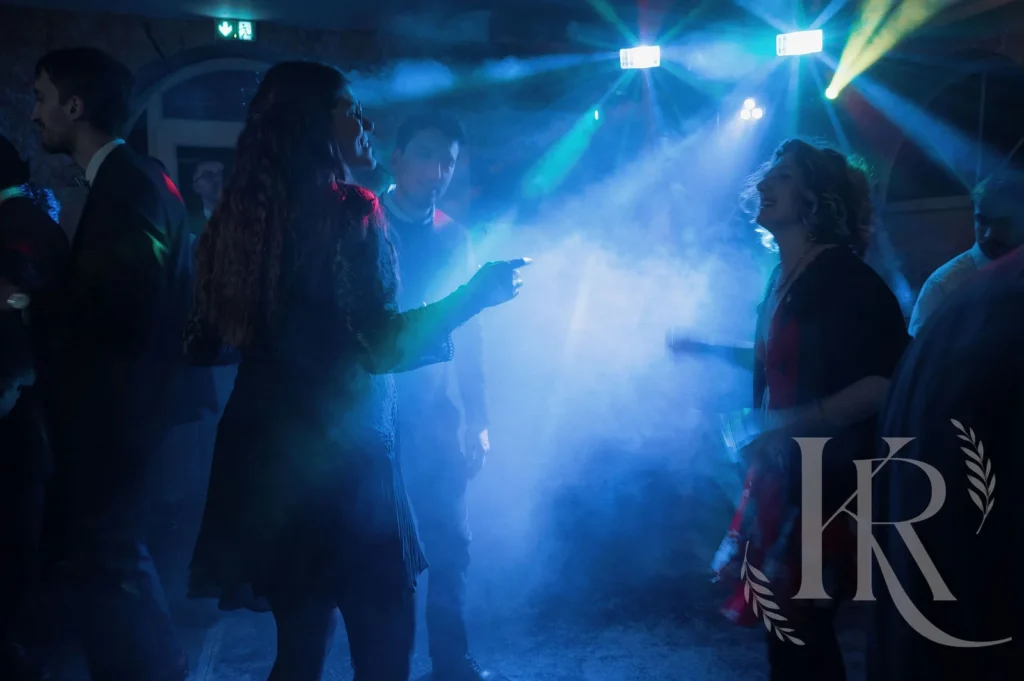 Danse d'ouverture en lumière bleue, mariage à Lyon, Kaïto Rimbaud photographe