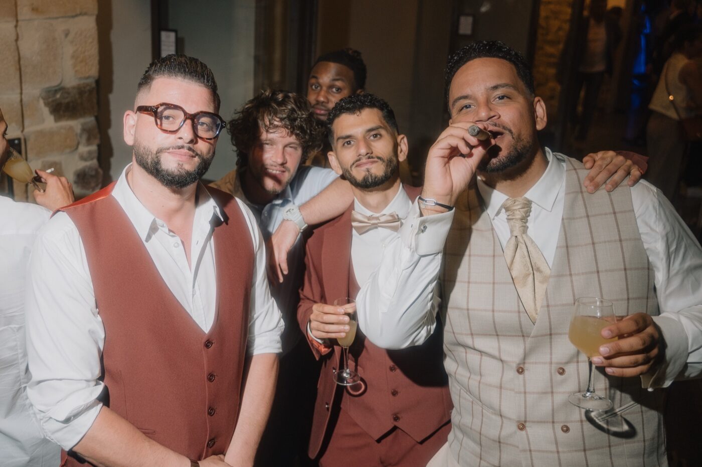 Le marié et ses amis allument un cigare pendant la soirée, mariage au Château de Laforest, Thizy-les-Bourgs