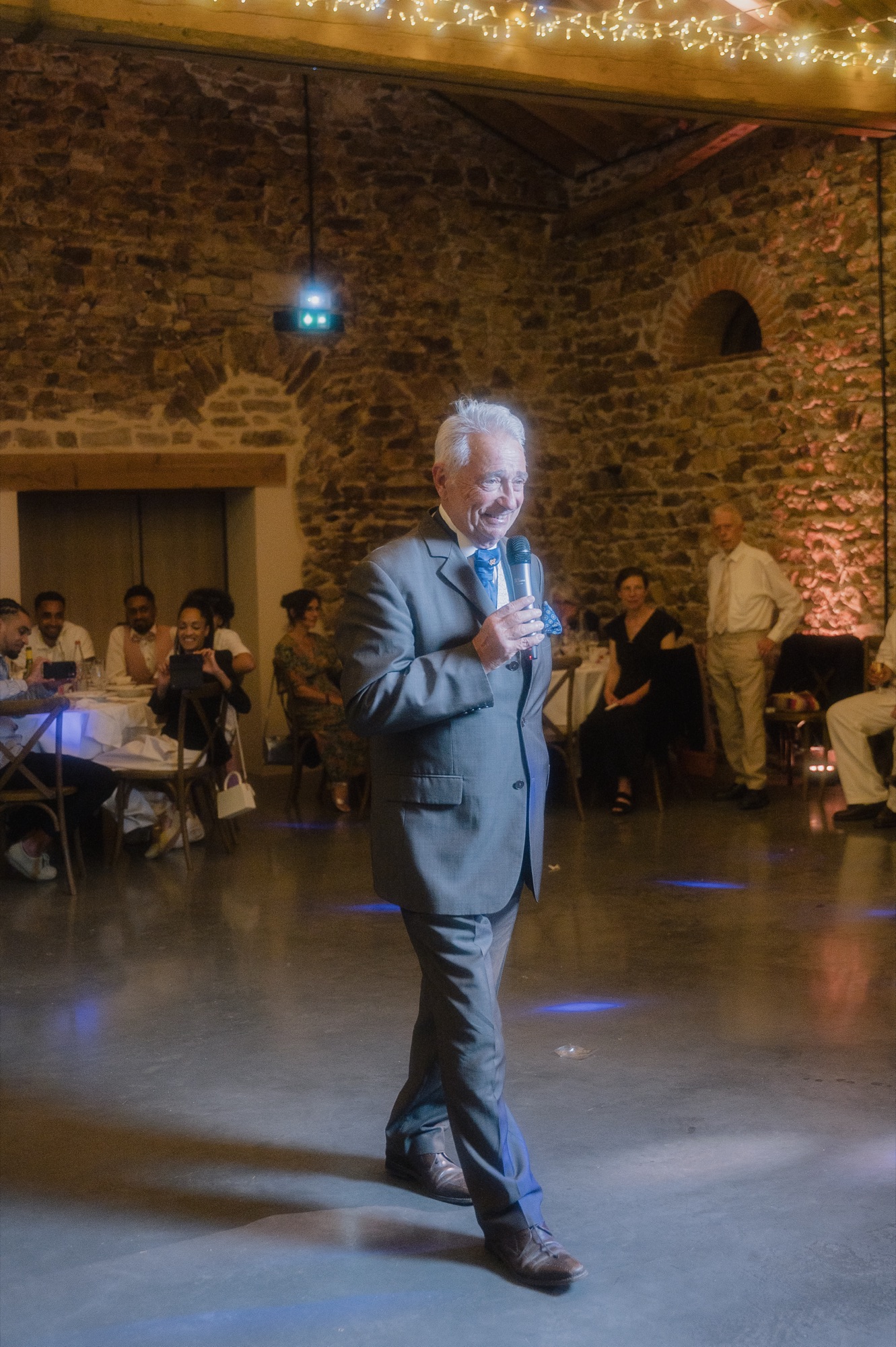 Le père de la mariée pendant son discours dans la salle de réception du Château de Laforest, mariage à Thizy-les-Bourgs