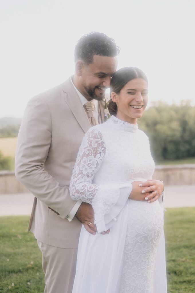 Les mariés enlacés, Clarisse enceinte de leur deuxième enfant, mariage au Château de Laforest, Thizy-les-Bourgs
