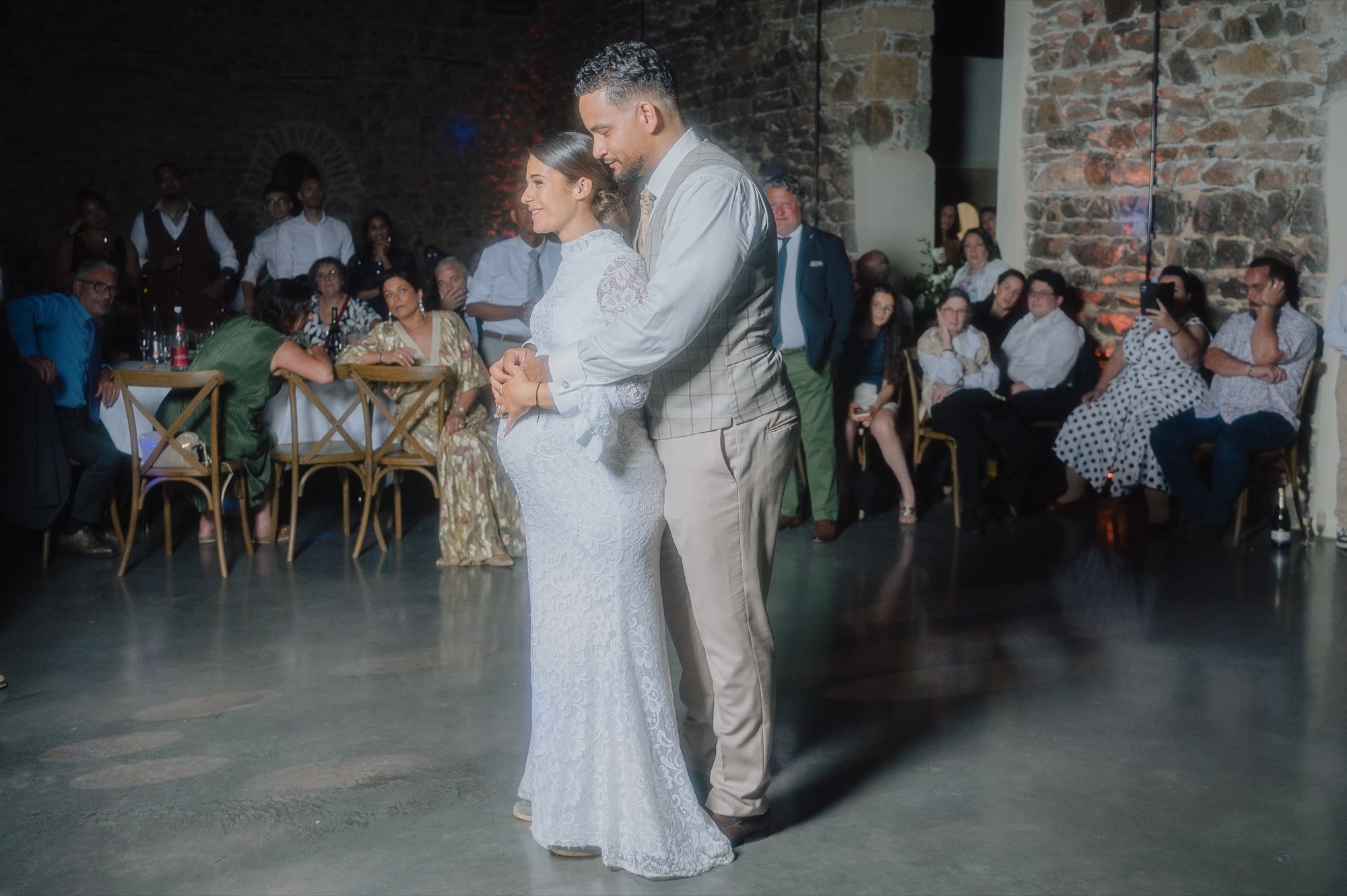 Ouverture du bal des mariés Pierre-Camille et Clarisse devant leurs invités au Château de Laforest, Thizy-les-Bourgs, Kaïto Rimbaud photographe