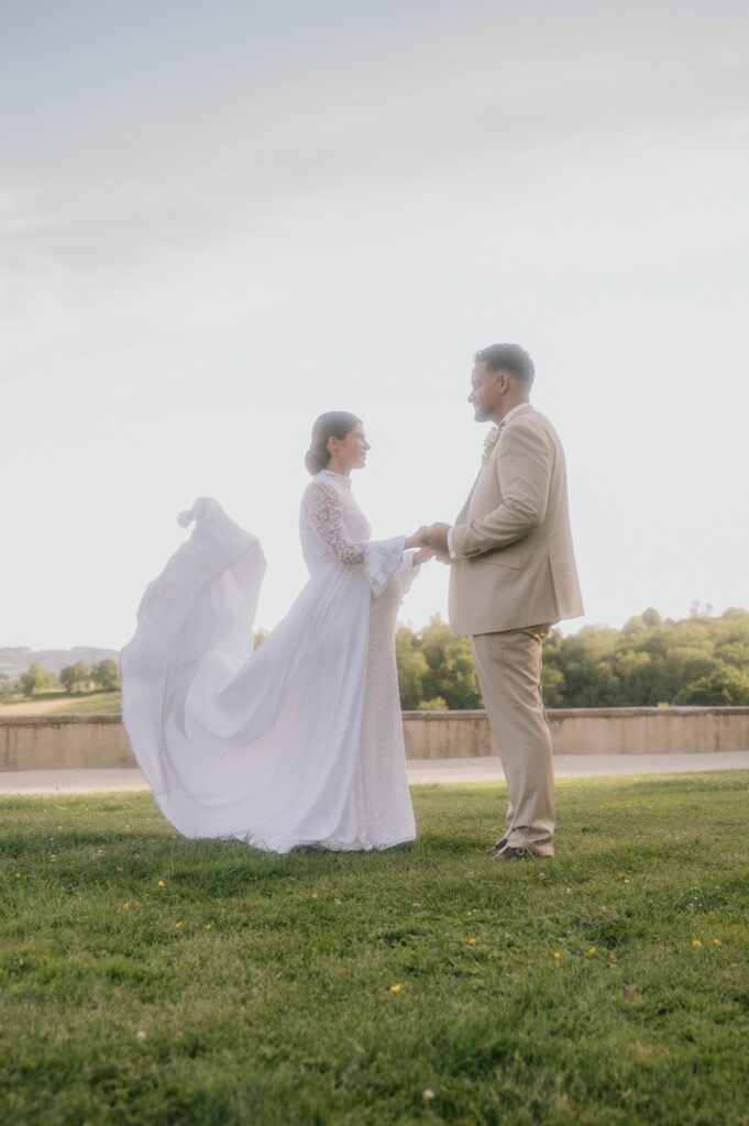 Photo de couple de Pierre-Camille et Clarisse dans le parc du Château de Laforest, tons chauds et lumière douce, Thizy-les-Bourgs, Kaïto Rimbaud photographe