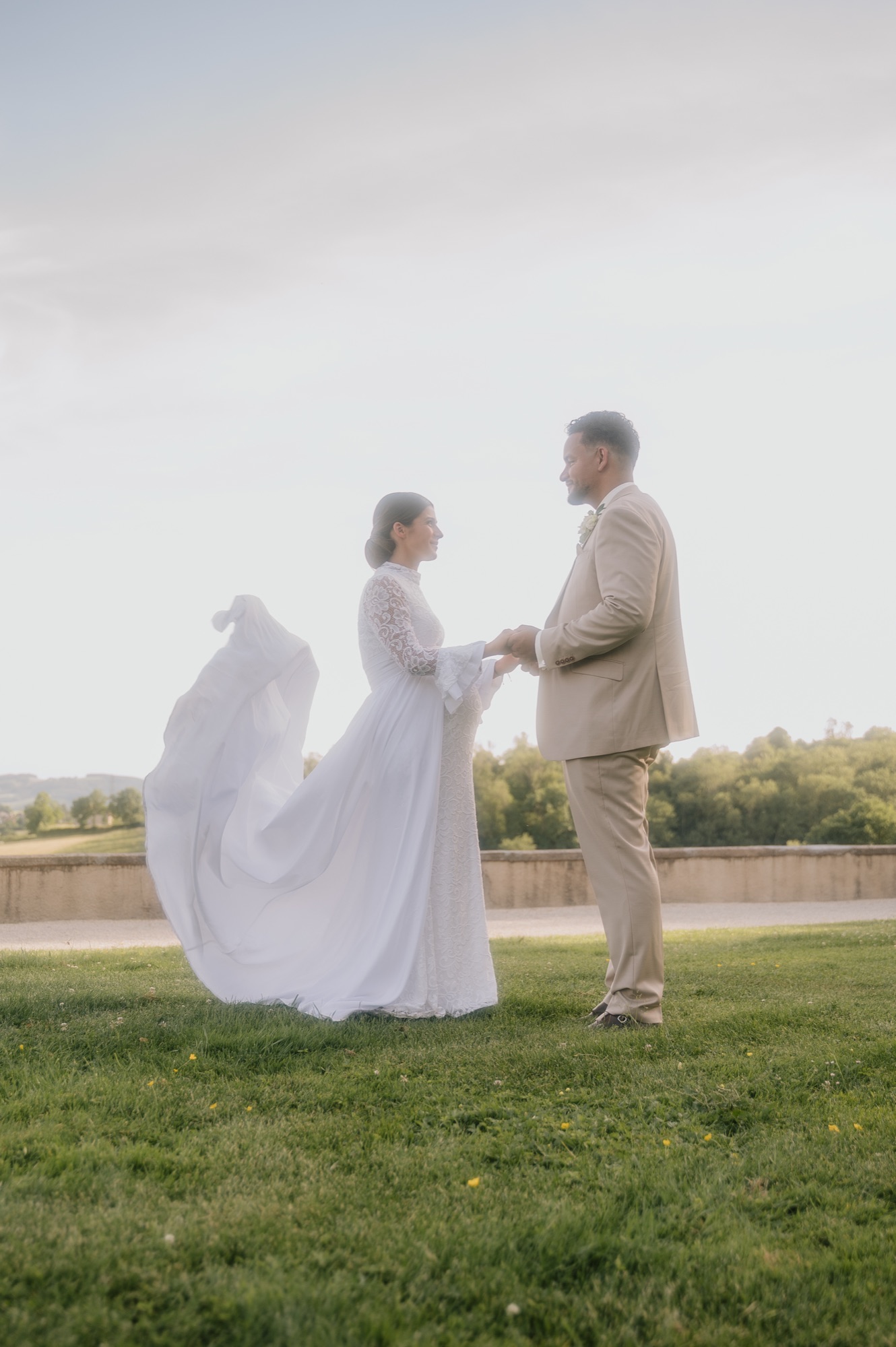 Photo de couple de Pierre-Camille et Clarisse dans le parc du Château de Laforest, lumière douce Portra 400, Thizy-les-Bourgs