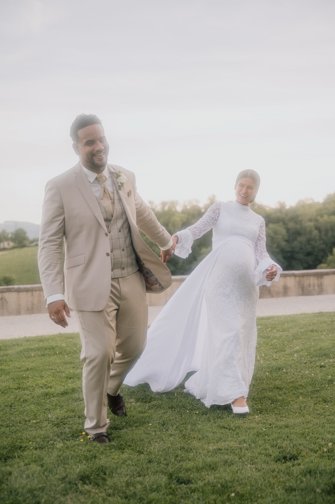 Pierre-Camille et Clarisse main dans la main, robe en mouvement, mariage au Château de Laforest, Thizy-les-Bourgs