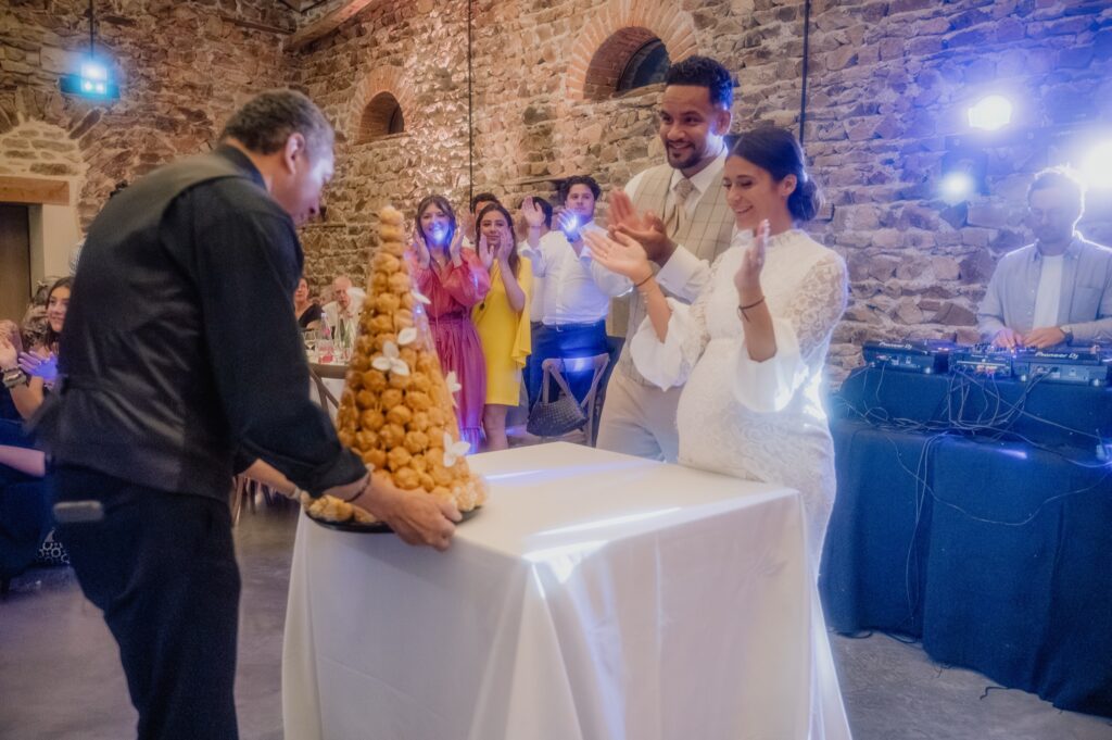 Pièce montée de choux apportée aux mariés au Château de Laforest, mariage à Thizy-les-Bourgs, Kaïto Rimbaud photographe