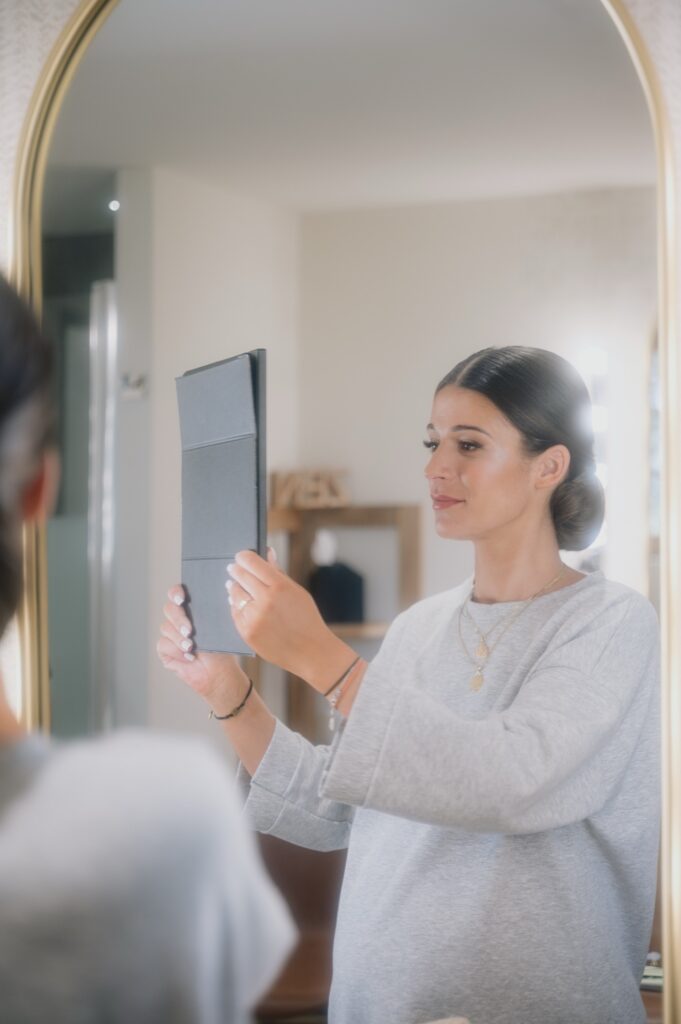 Clarisse se découvre dans le miroir pendant ses préparatifs, mariage au Château de Laforest, Thizy-les-Bourgs, Kaïto Rimbaud photographe