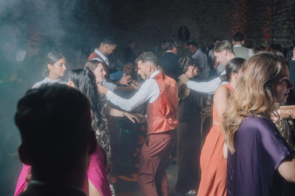 Les invités sur la piste de danse pendant la soirée de mariage au Château de Laforest, Thizy-les-Bourgs, Kaïto Rimbaud photographe