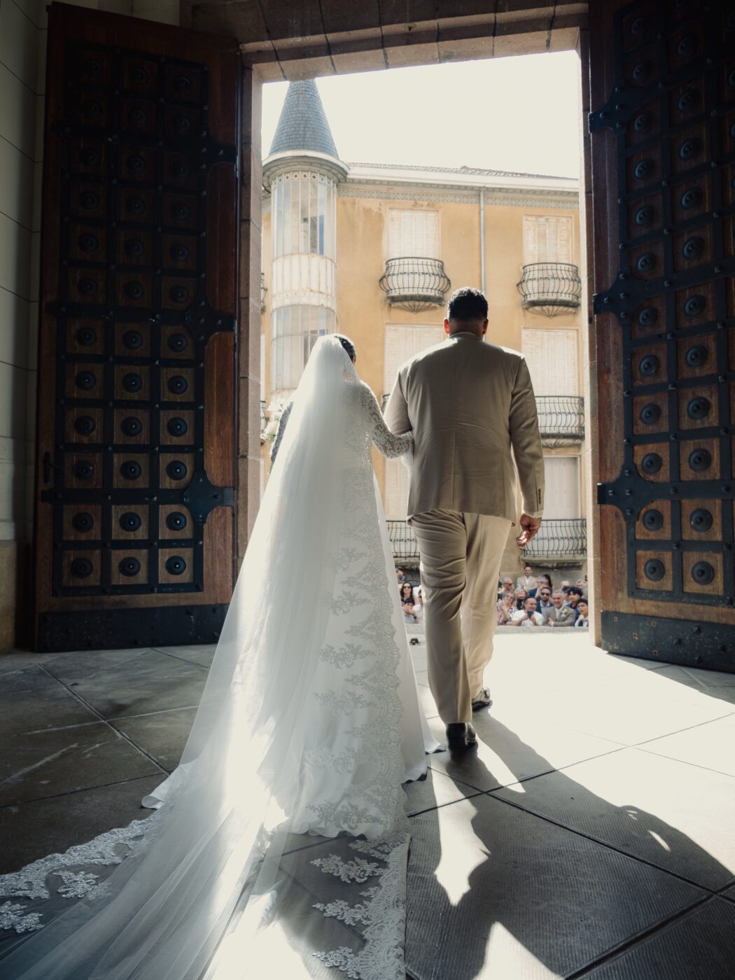 Les mariés quittent l'église, la traîne de la robe de Clarisse déployée, mariage à Thizy-les-Bourgs