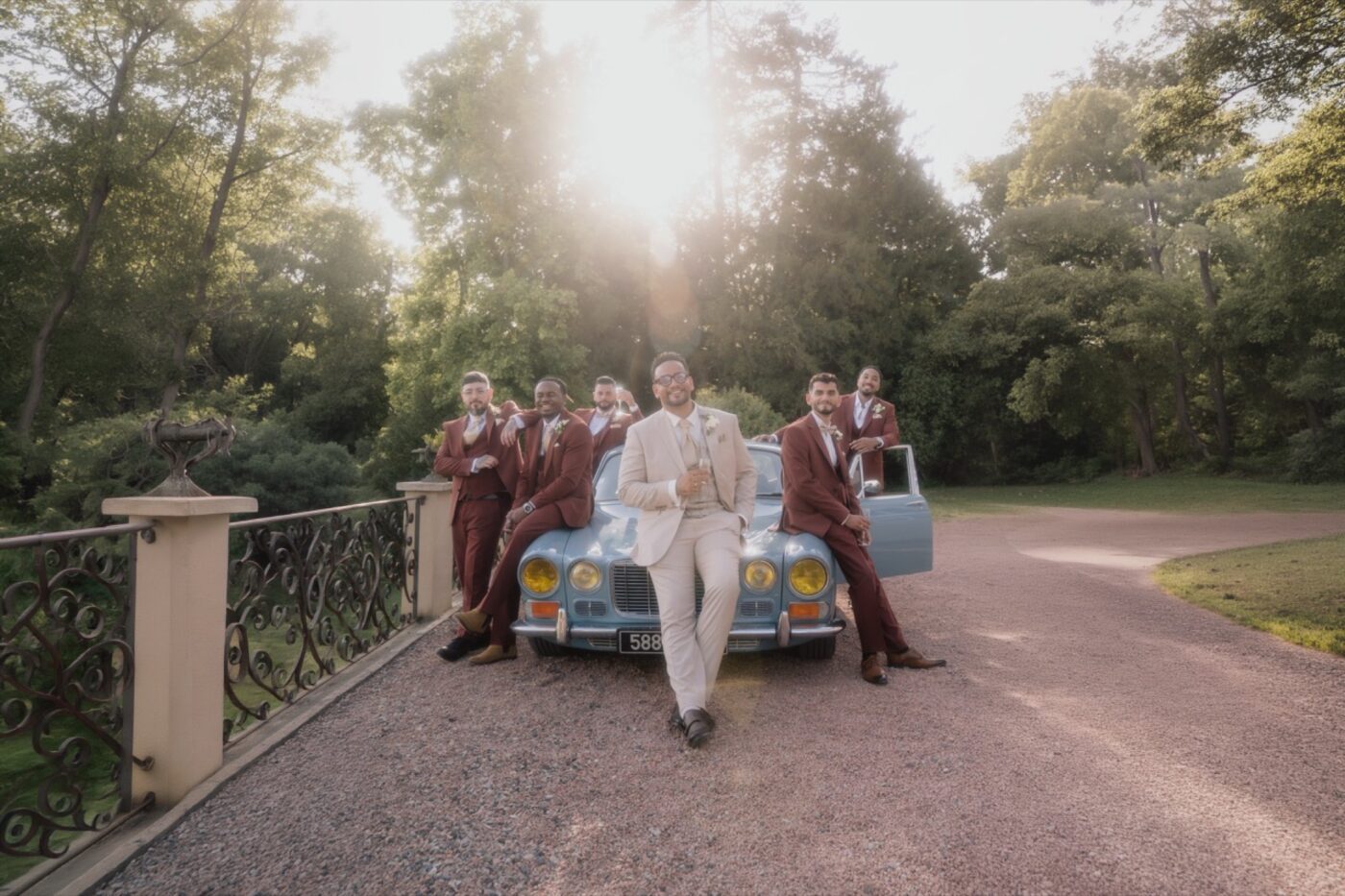 Le marié et ses témoins posent autour de la Jaguar au Château de Laforest, mariage à Thizy-les-Bourgs