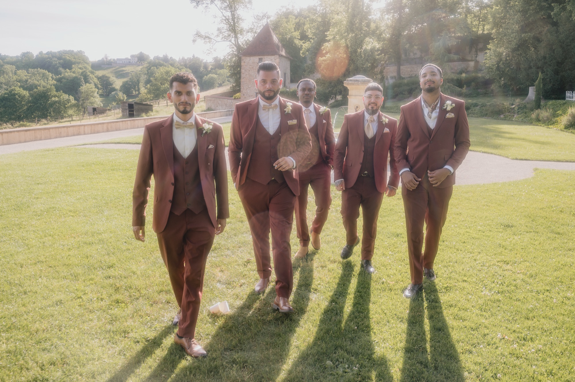 Les témoins du marié en costumes assortis dans le parc du Château de Laforest, mariage à Thizy-les-Bourgs, Kaïto Rimbaud photographe
