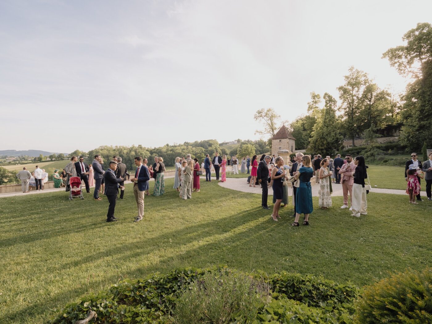 Vin d'honneur dans le parc du Château de Laforest à la lumière de fin de journée, mariage à Thizy-les-Bourgs