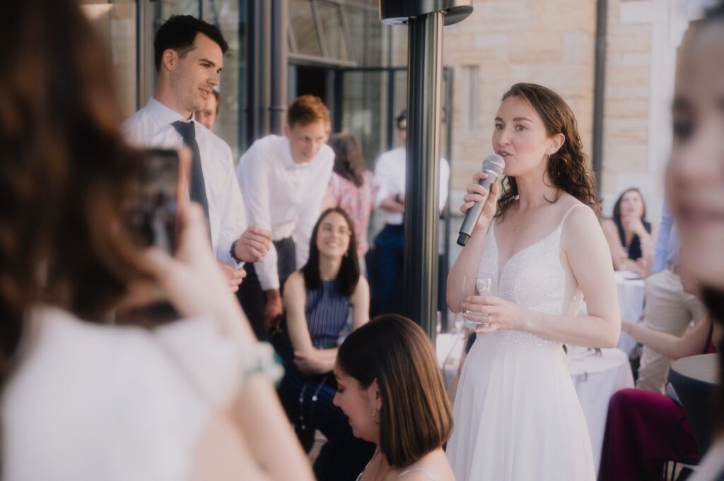 Noémie au micro annonce sa grossesse pendant son discours au Fourvière Hôtel, mariage à Lyon, Kaïto Rimbaud photographe