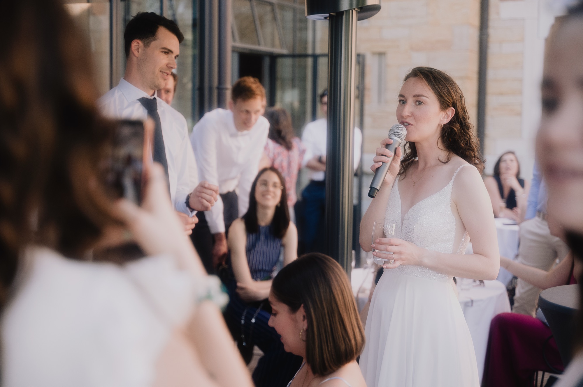 Noémie au micro annonce sa grossesse pendant son discours au Fourvière Hôtel, mariage à Lyon, Kaïto Rimbaud photographe