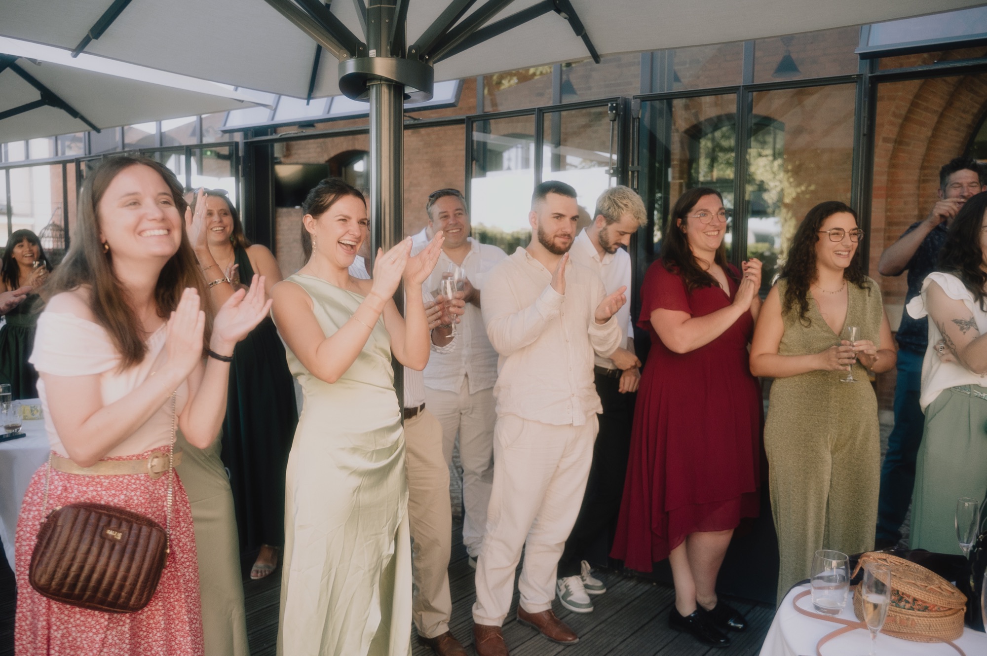 Les invités applaudissent les mariés après l'annonce, mariage au Fourvière Hôtel, Lyon