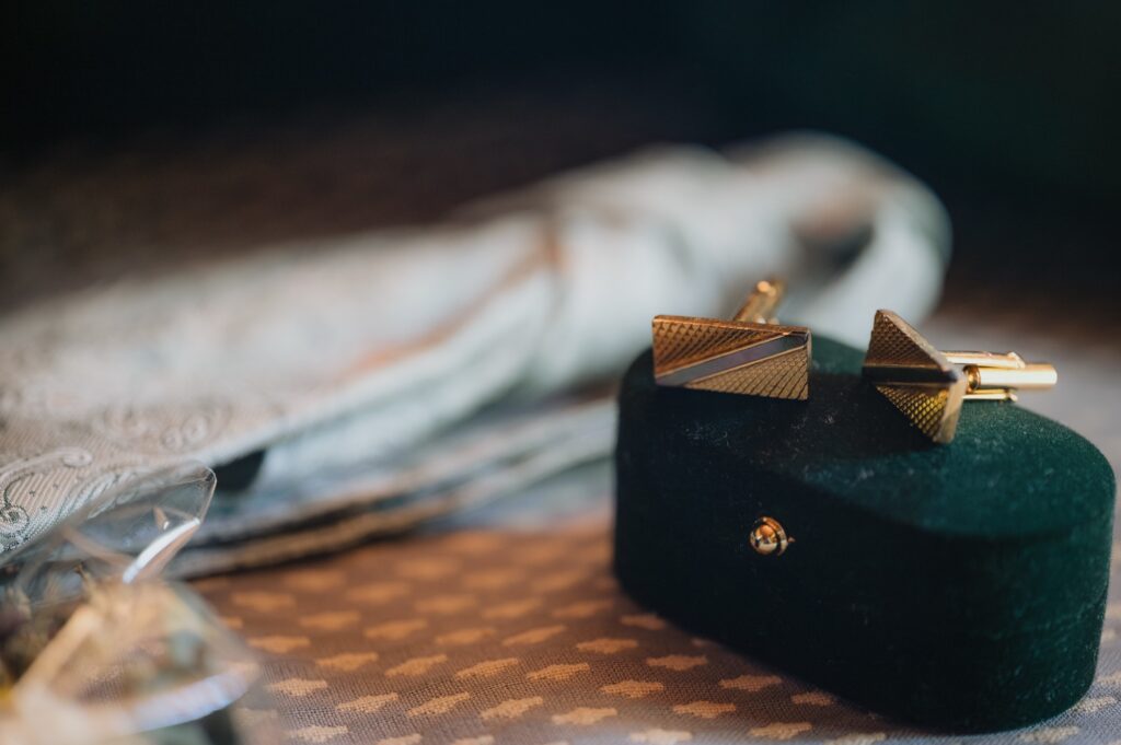 Boutons de manchette du grand-père dans leur écrin, détail du marié, mariage au Château du Sou, Lacenas