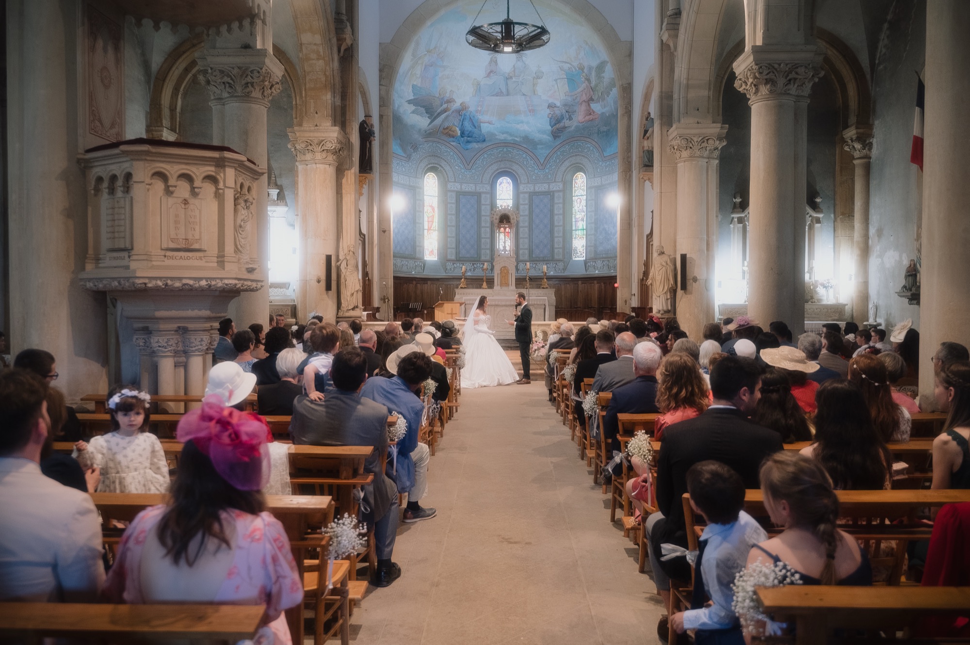 Cérémonie religieuse dans l'église Saint-Pierre du Perréon, mariage de Marie et Stéphane, Beaujolais