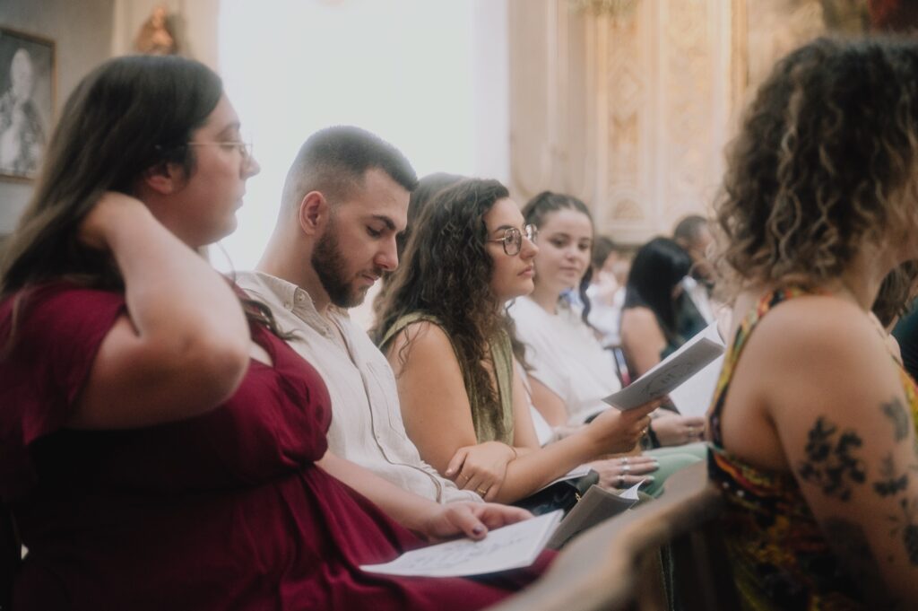 Les invités recueillis pendant la cérémonie religieuse à Saint-Bruno-les-Chartreux, mariage à Lyon