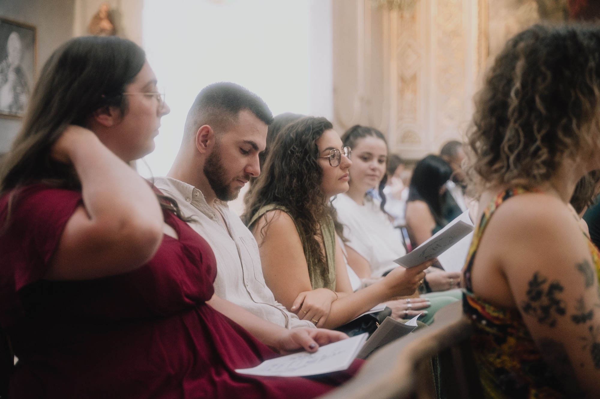 Les invités recueillis pendant la cérémonie religieuse à Saint-Bruno-les-Chartreux, mariage à Lyon