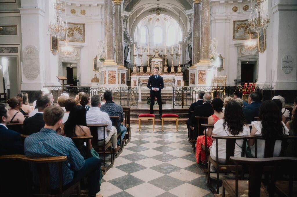 Le marié attend son épouse devant l'autel de l'église Saint-Bruno, mariage à Lyon