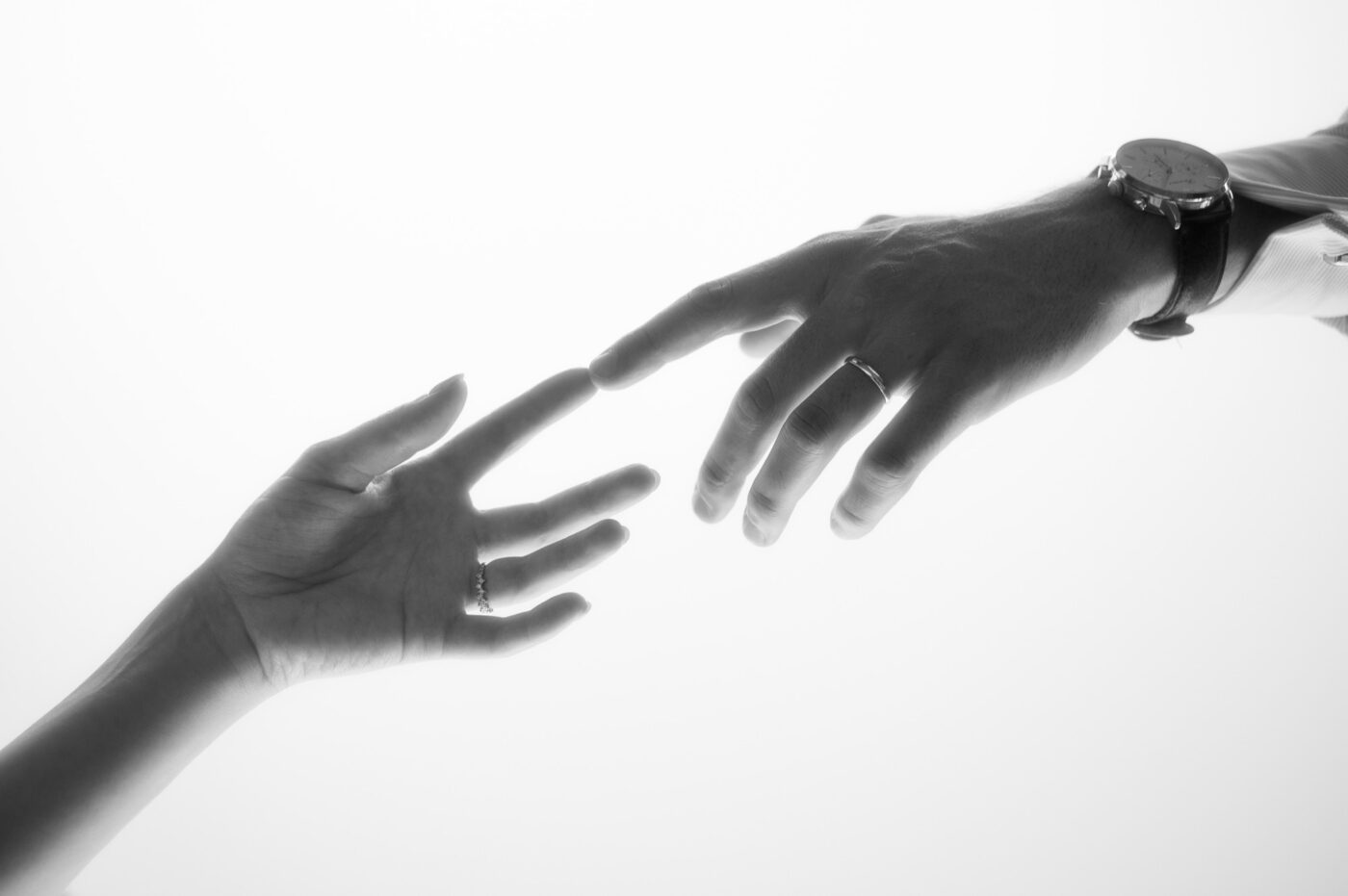 Les mains des mariés qui se tendent, alliances, mariage au Fourvière Hôtel, Lyon, Kaïto Rimbaud photographe