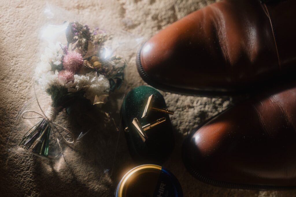 Détails du marié, boutons de manchette, chaussures et boutonnière, mariage au Château du Sou, Lacenas
