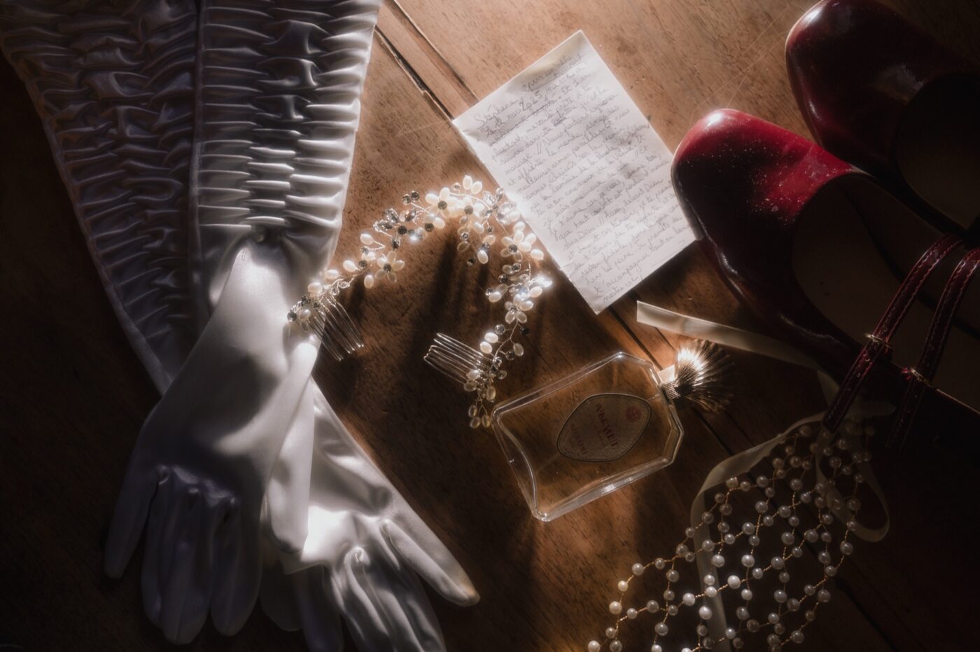 Détails de la mariée, gants, parfum, chaussures et vœux manuscrits, mariage au Château du Sou, Lacenas