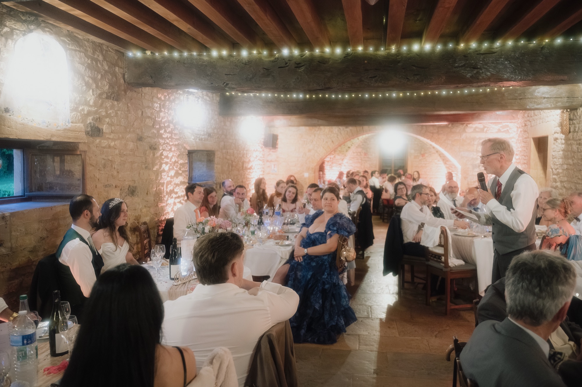 Discours pendant le repas dans la salle voûtée du Château du Sou, mariage à Lacenas, Beaujolais