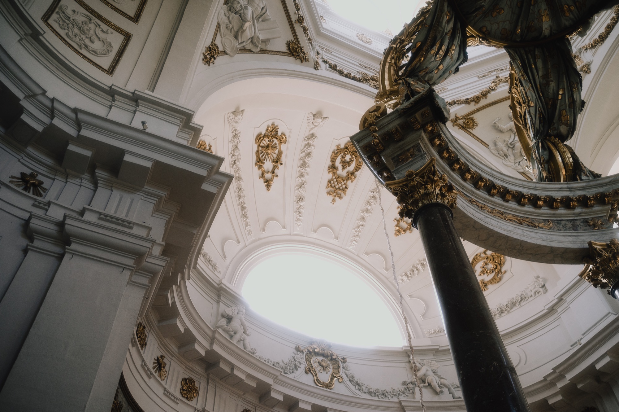 La coupole lumineuse de l'église Saint-Bruno-les-Chartreux, mariage à Lyon, Kaïto Rimbaud photographe